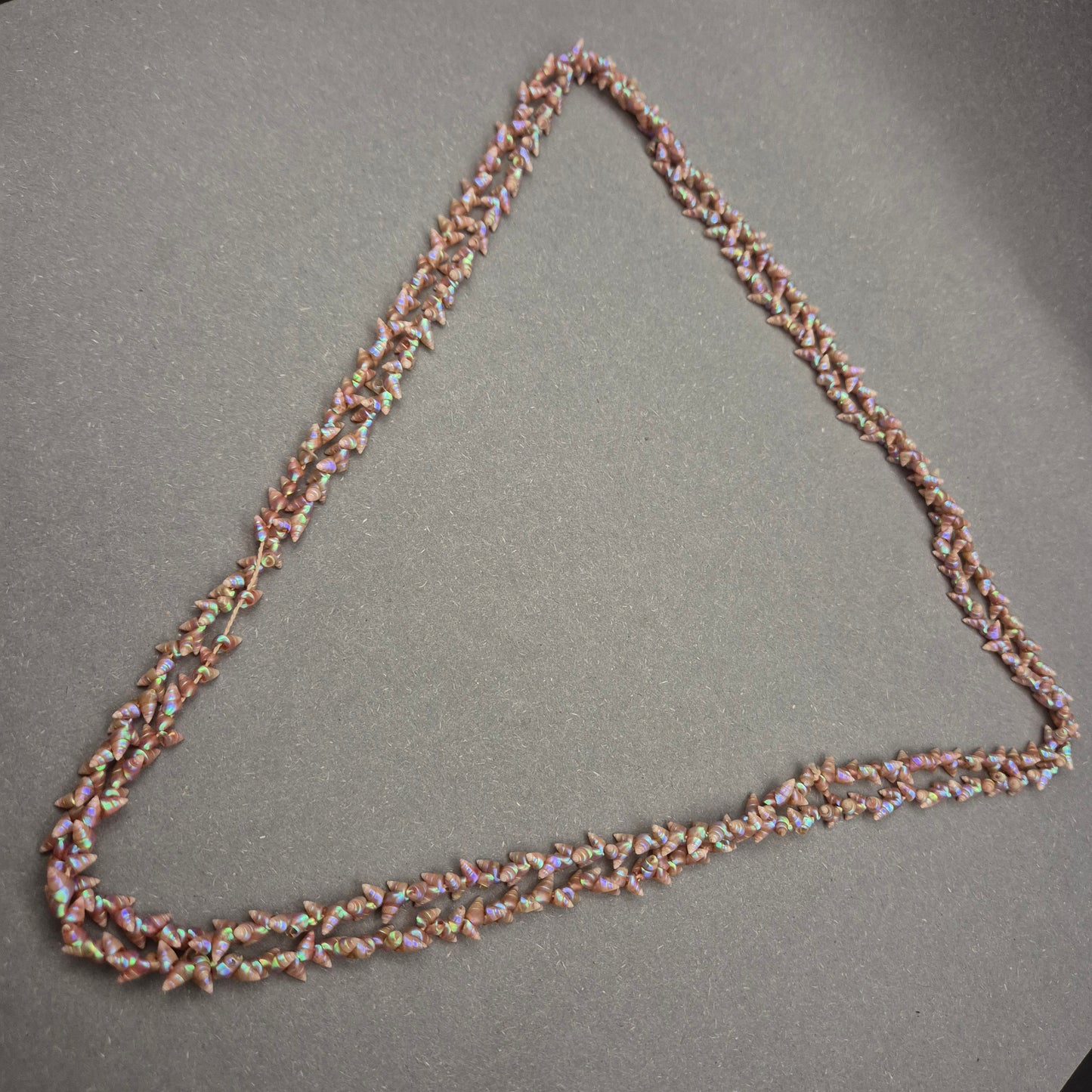 Kurze rosa Perlenkette mit irisierendem Glanz – ca. 35 cm