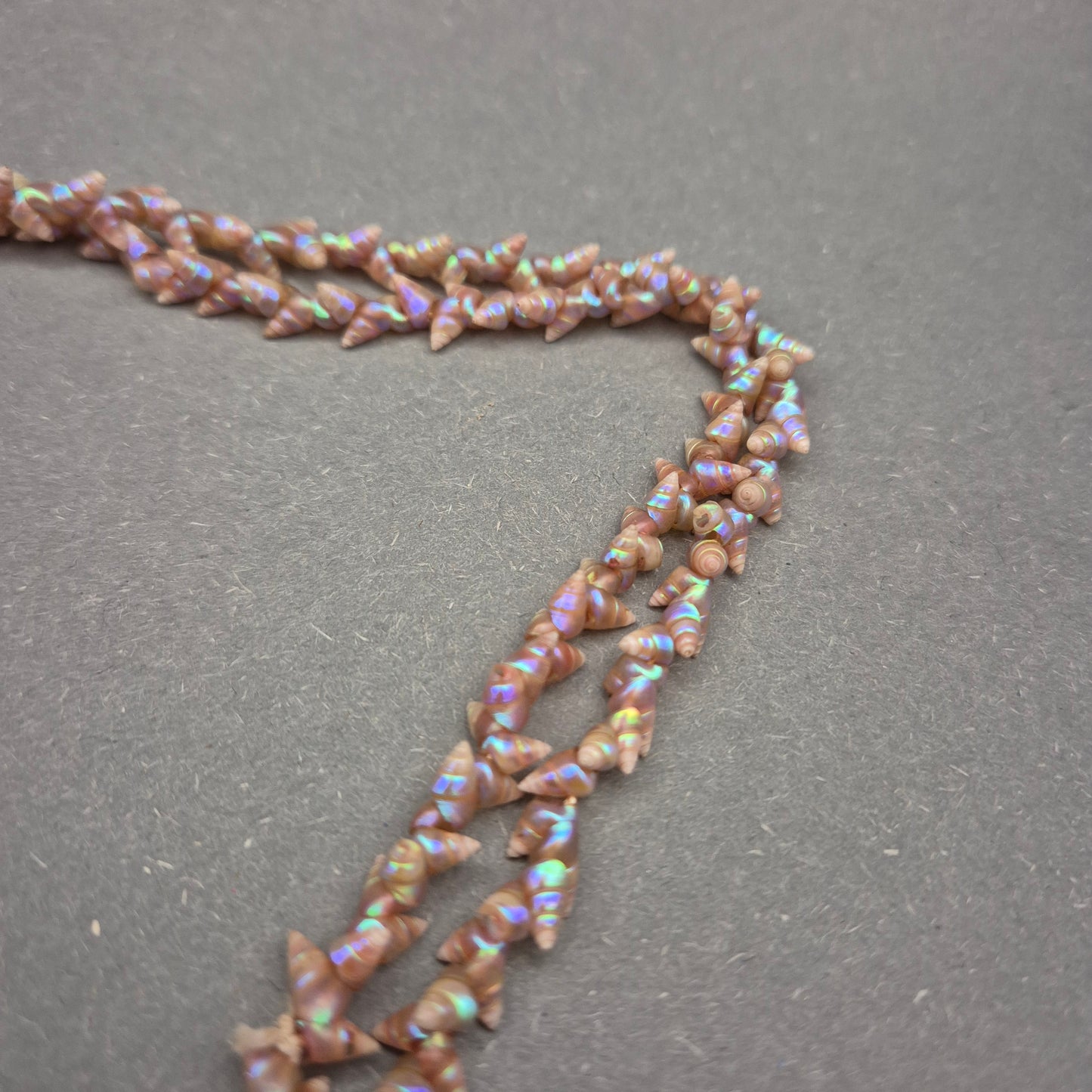 Kurze rosa Perlenkette mit irisierendem Glanz – ca. 35 cm