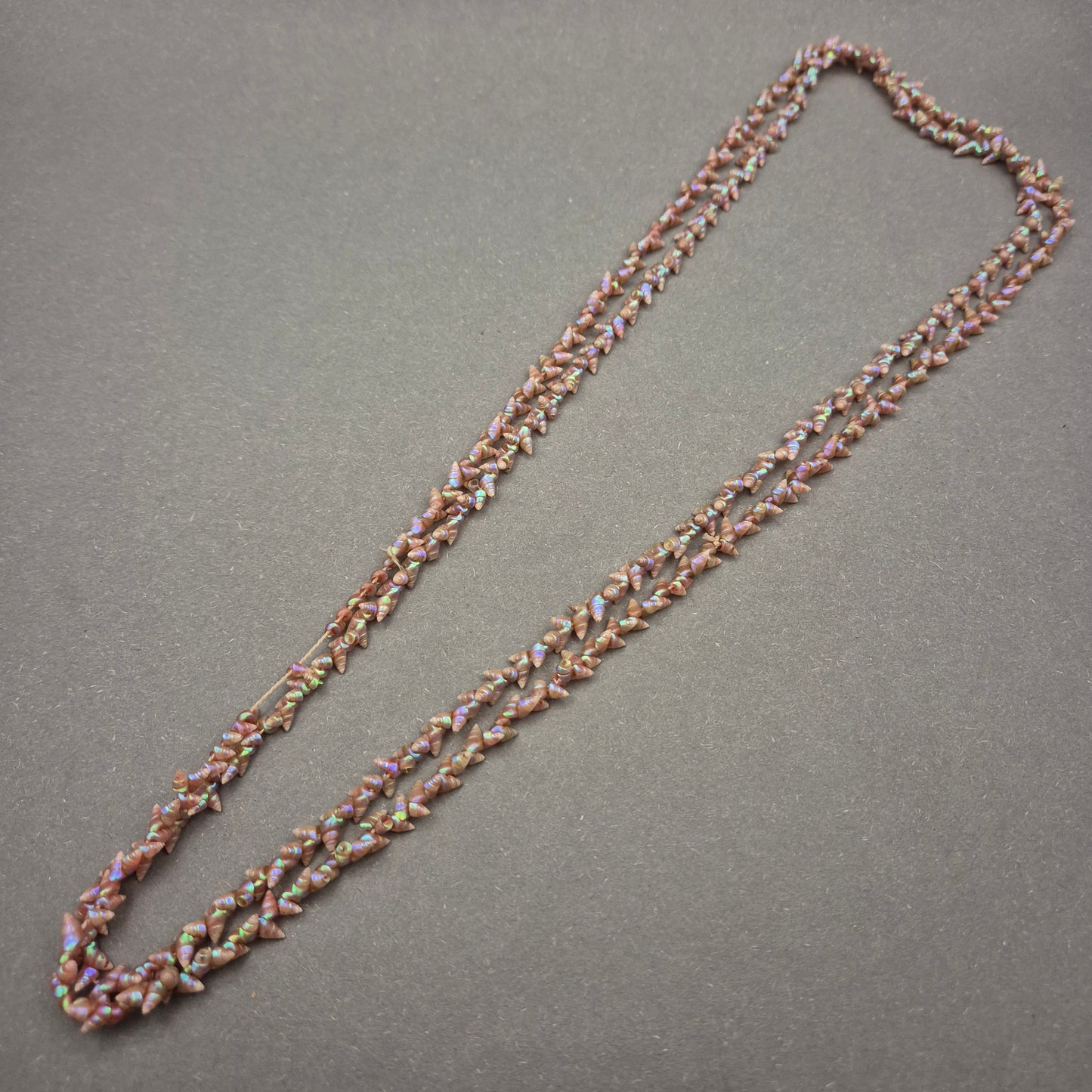 Kurze rosa Perlenkette mit irisierendem Glanz – ca. 35 cm