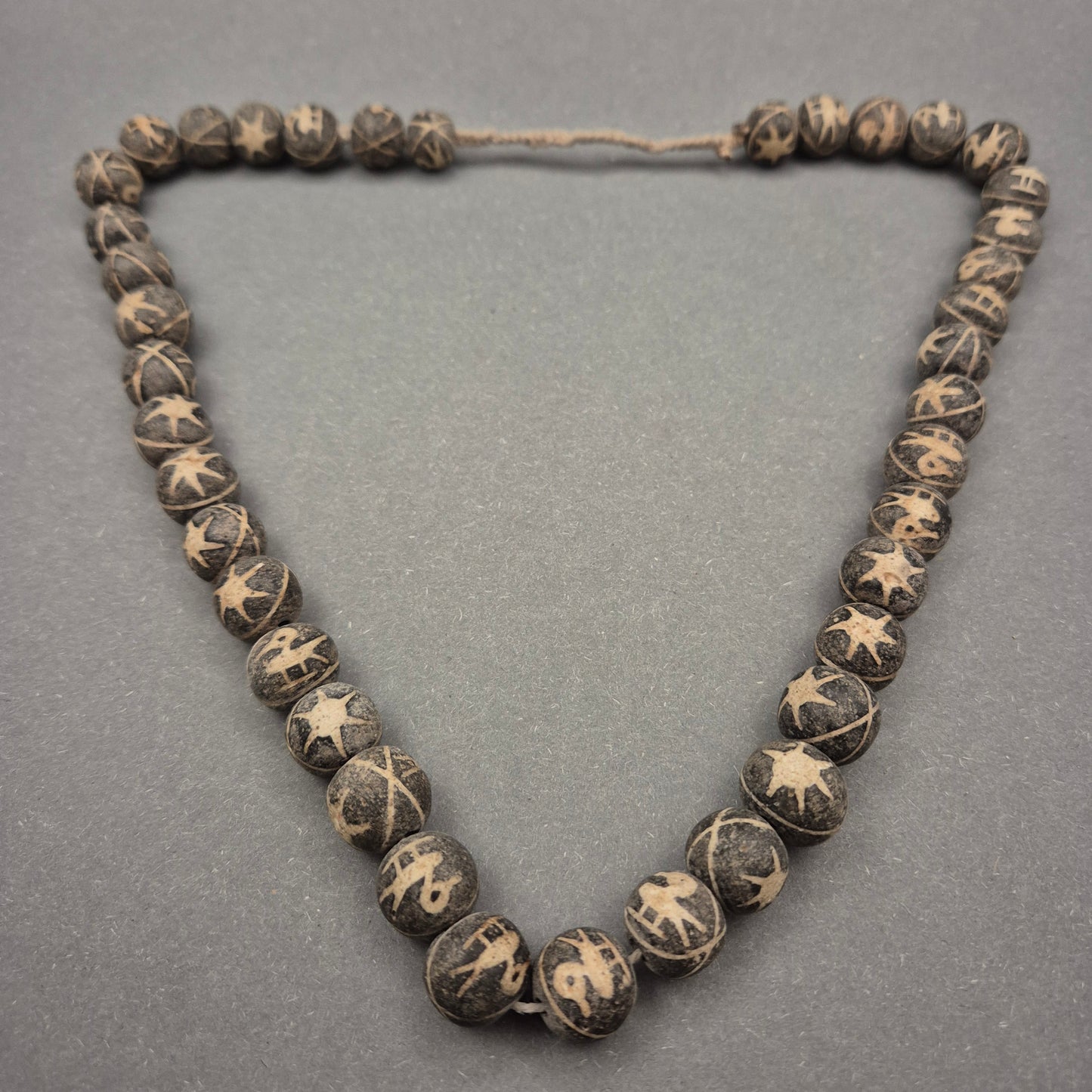 Ethno Halskette mit geschnitzten Symbolperlen in Schwarz-Beige
