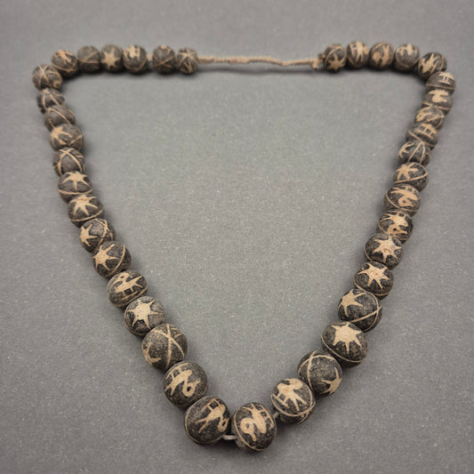 Ethno Halskette mit geschnitzten Symbolperlen in Schwarz-Beige