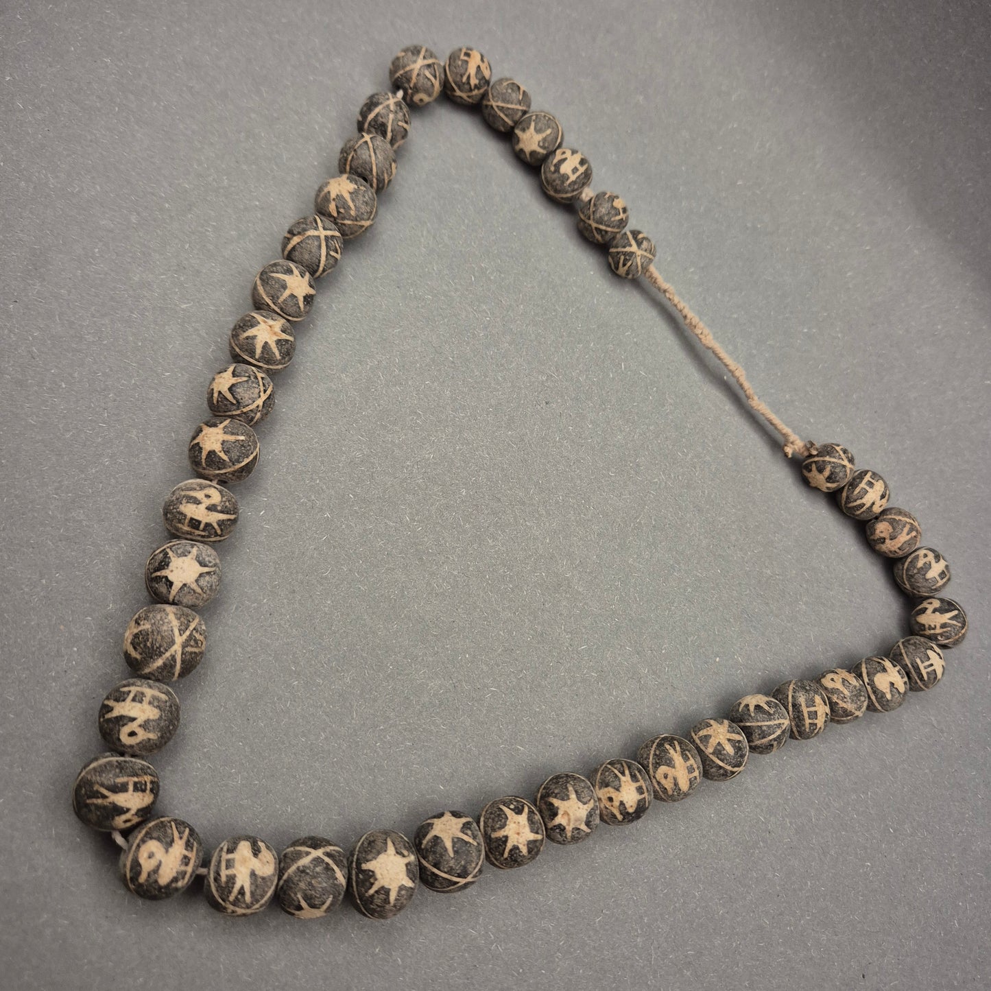 Ethno Halskette mit geschnitzten Symbolperlen in Schwarz-Beige