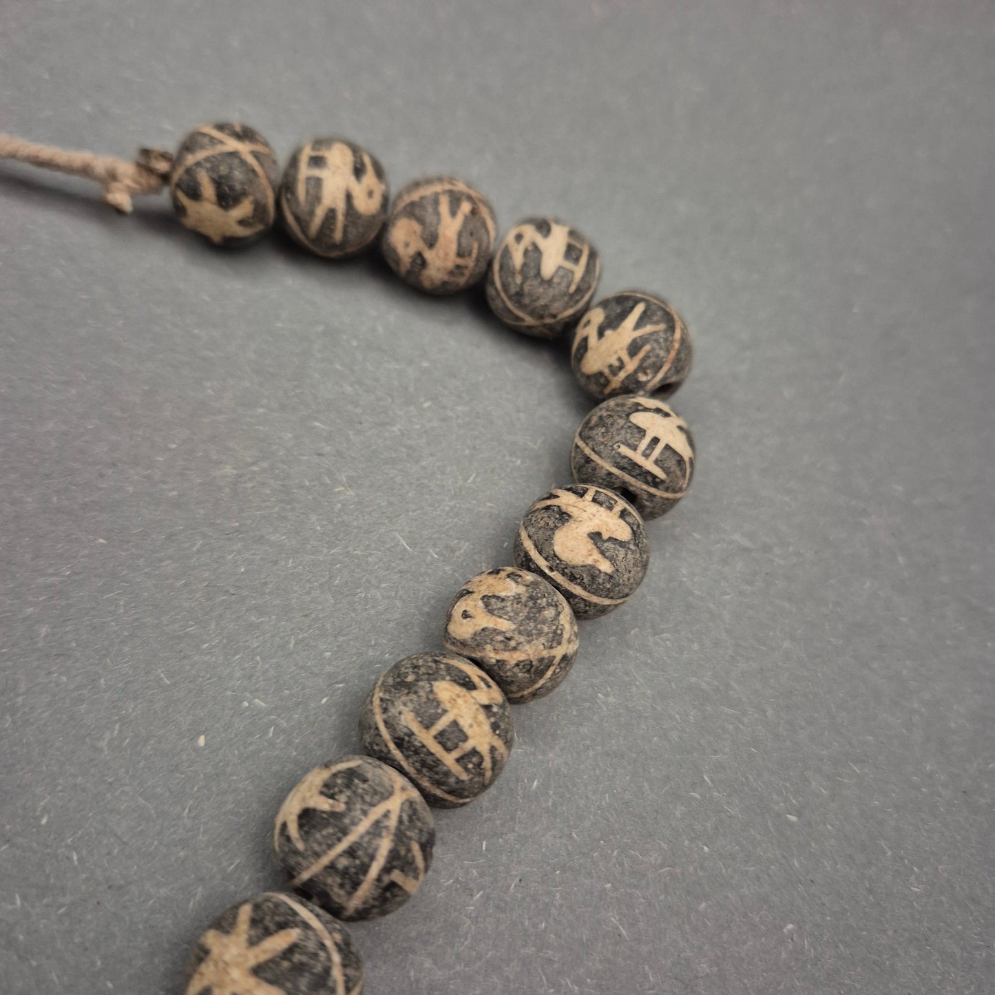 Ethno Halskette mit geschnitzten Symbolperlen in Schwarz-Beige