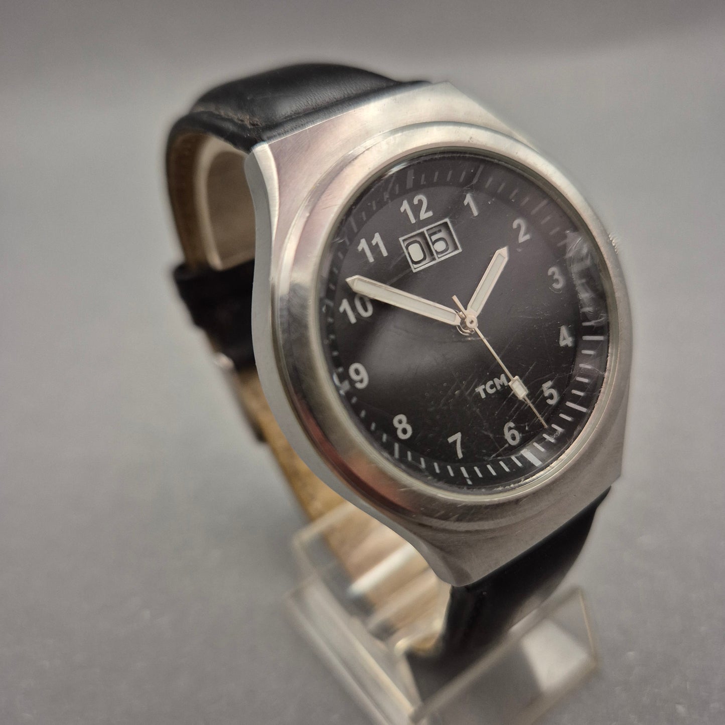 Robuste TCM Herren Uhr mit Datumsanzeige und schwarzem Zifferblatt