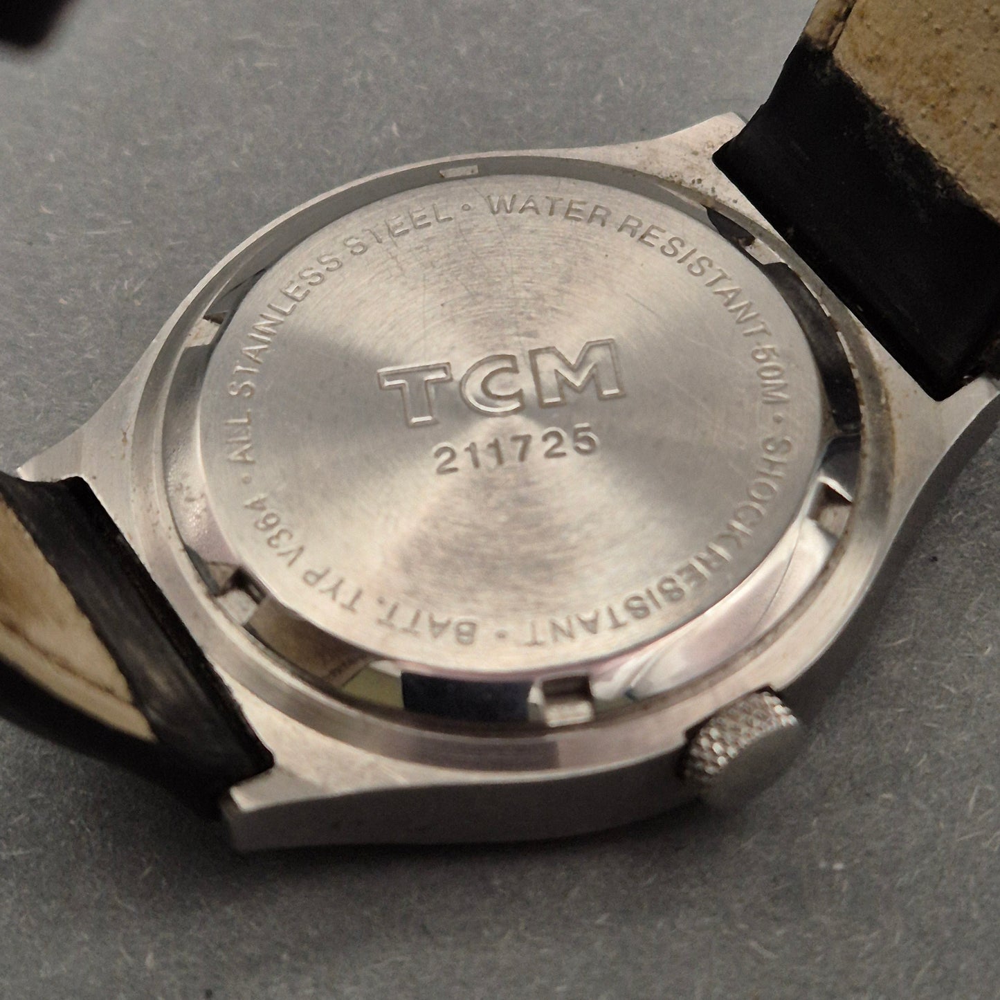 Robuste TCM Herren Uhr mit Datumsanzeige und schwarzem Zifferblatt