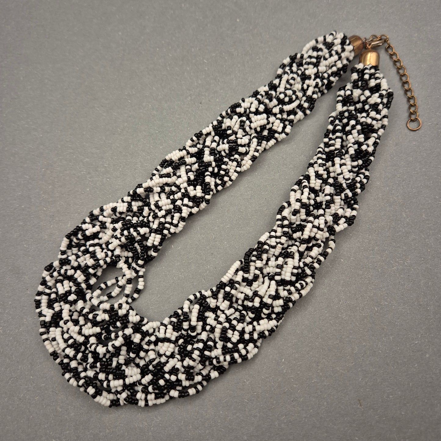 Geflochtene Perlenkette in Schwarz-Weiß – Ausdrucksstark und stilvoll