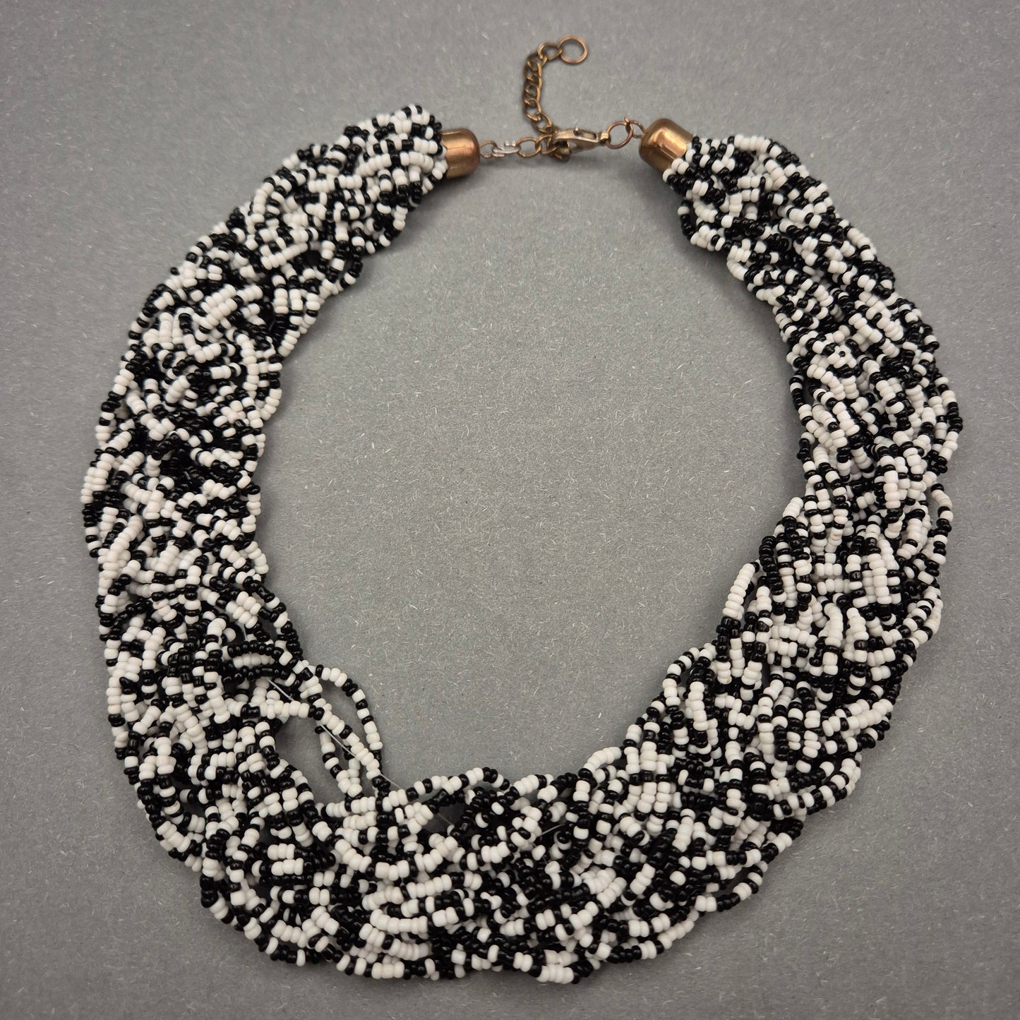 Geflochtene Perlenkette in Schwarz-Weiß – Ausdrucksstark und stilvoll