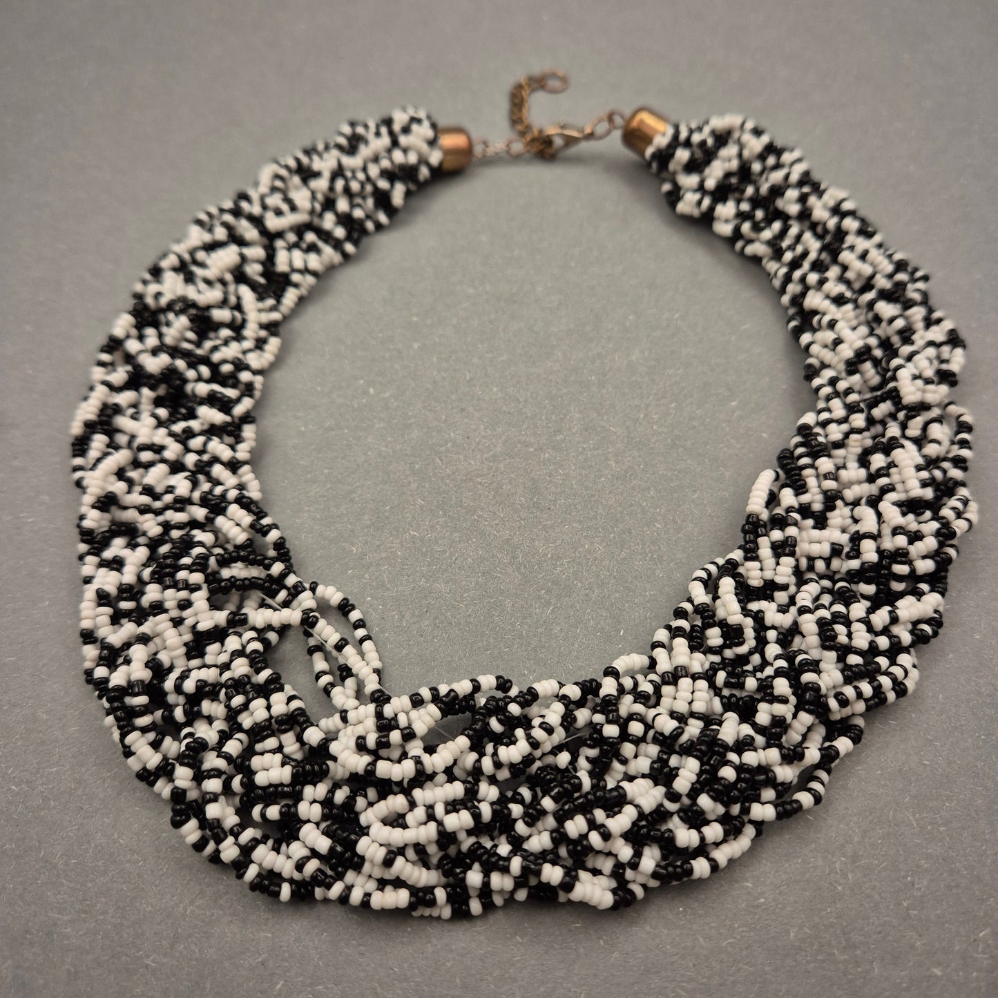 Geflochtene Perlenkette in Schwarz-Weiß – Ausdrucksstark und stilvoll