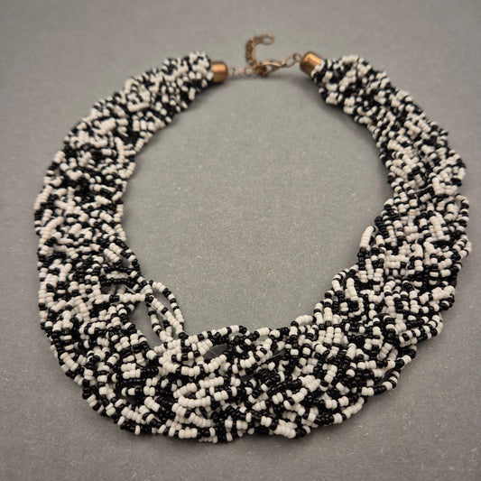 Geflochtene Perlenkette in Schwarz-Weiß – Ausdrucksstark und stilvoll