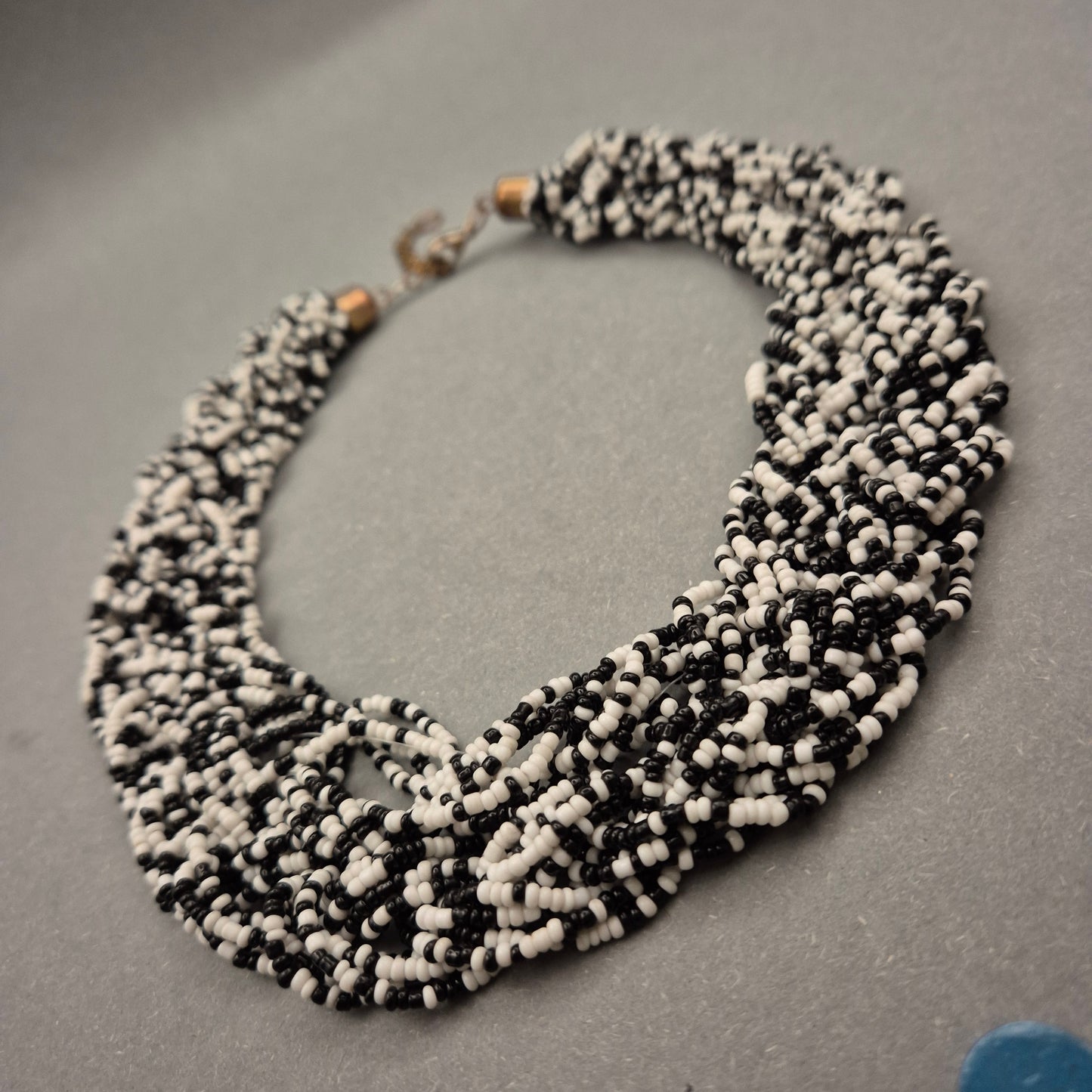 Geflochtene Perlenkette in Schwarz-Weiß – Ausdrucksstark und stilvoll
