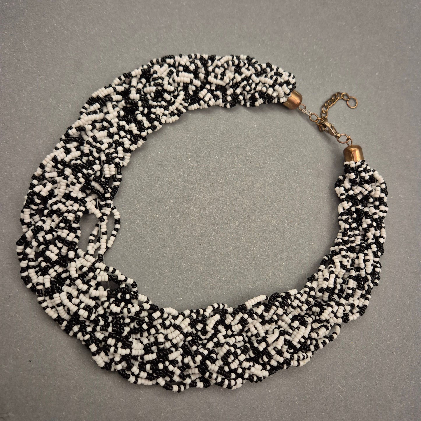 Geflochtene Perlenkette in Schwarz-Weiß – Ausdrucksstark und stilvoll