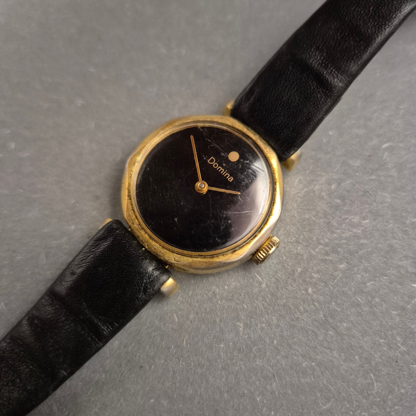 Domina Damen Uhr – Klassisches Design mit goldfarbenem Gehäuse