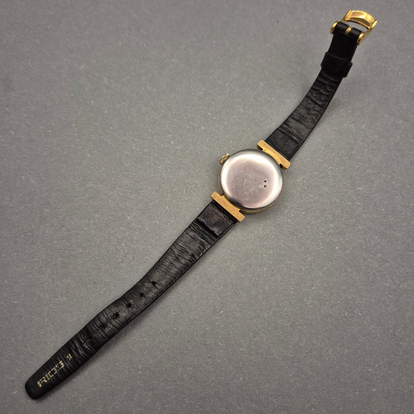 Domina Damen Uhr – Klassisches Design mit goldfarbenem Gehäuse