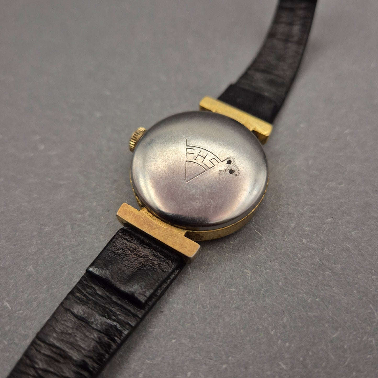 Domina Damen Uhr – Klassisches Design mit goldfarbenem Gehäuse