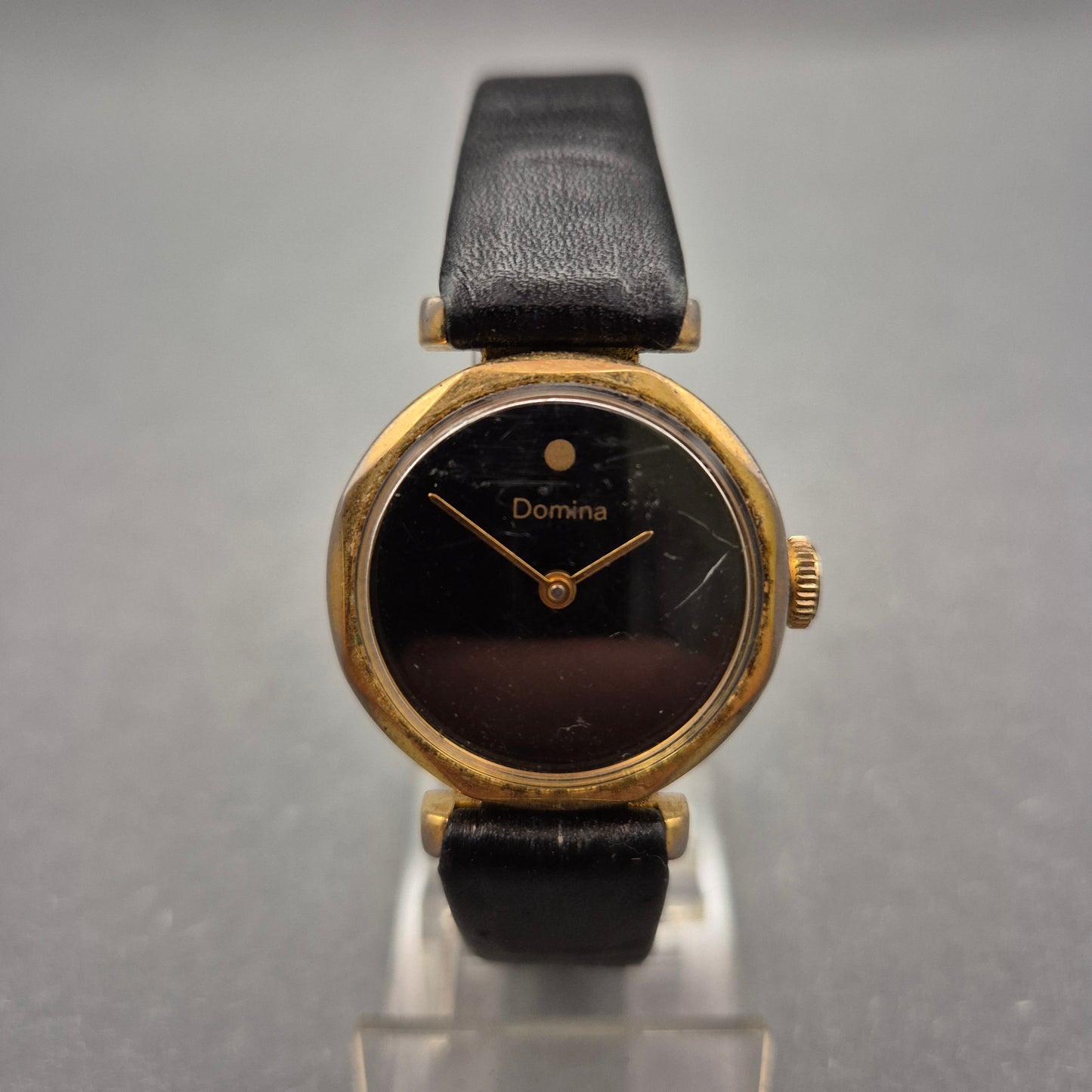 Domina Damen Uhr – Klassisches Design mit goldfarbenem Gehäuse