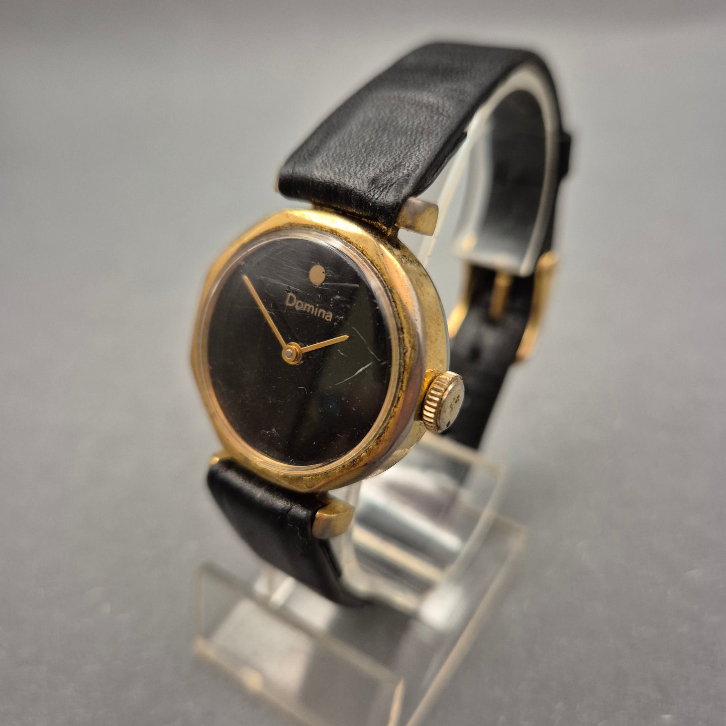 Domina Damen Uhr – Klassisches Design mit goldfarbenem Gehäuse