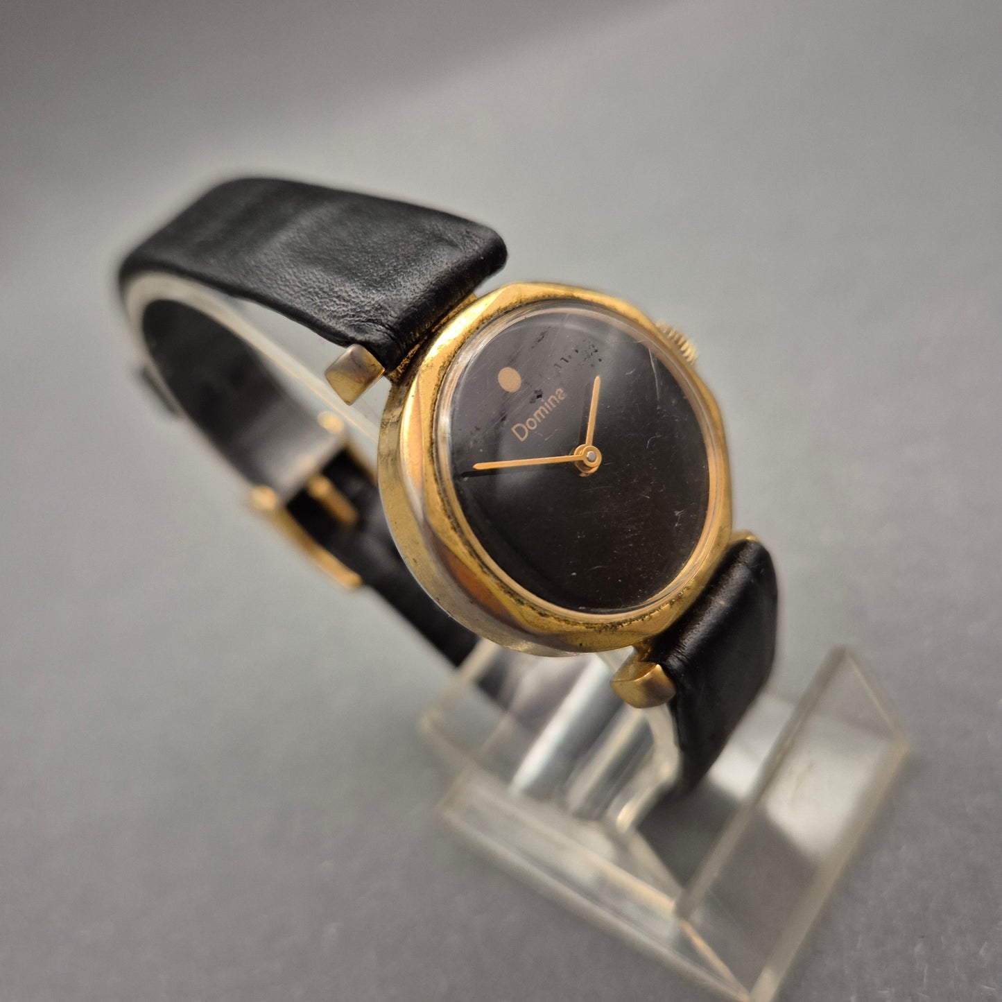 Domina Damen Uhr – Klassisches Design mit goldfarbenem Gehäuse