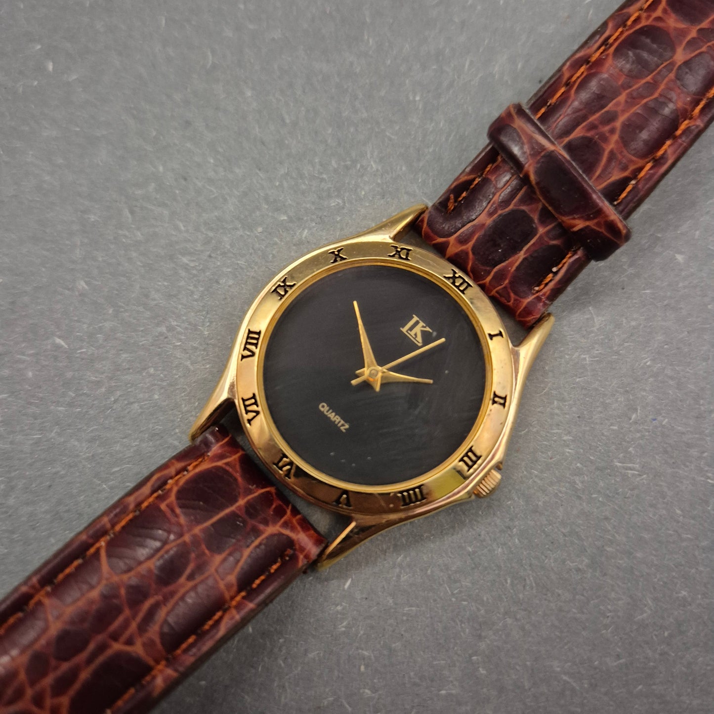 Klassische IK Herren Uhr – Goldoptik mit römischen Ziffern