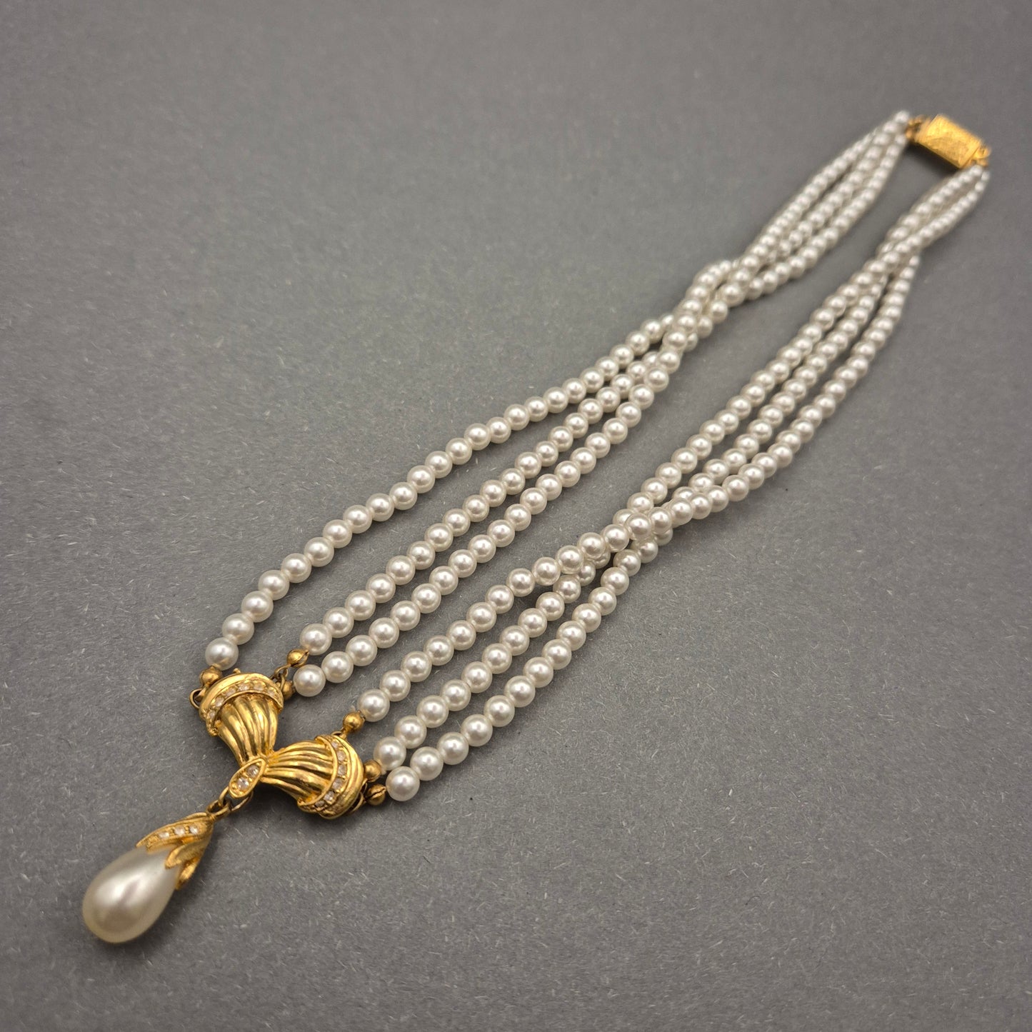 Dreireihige Perlenkette mit Tropfenanhänger – Eleganz im Vintage-Stil