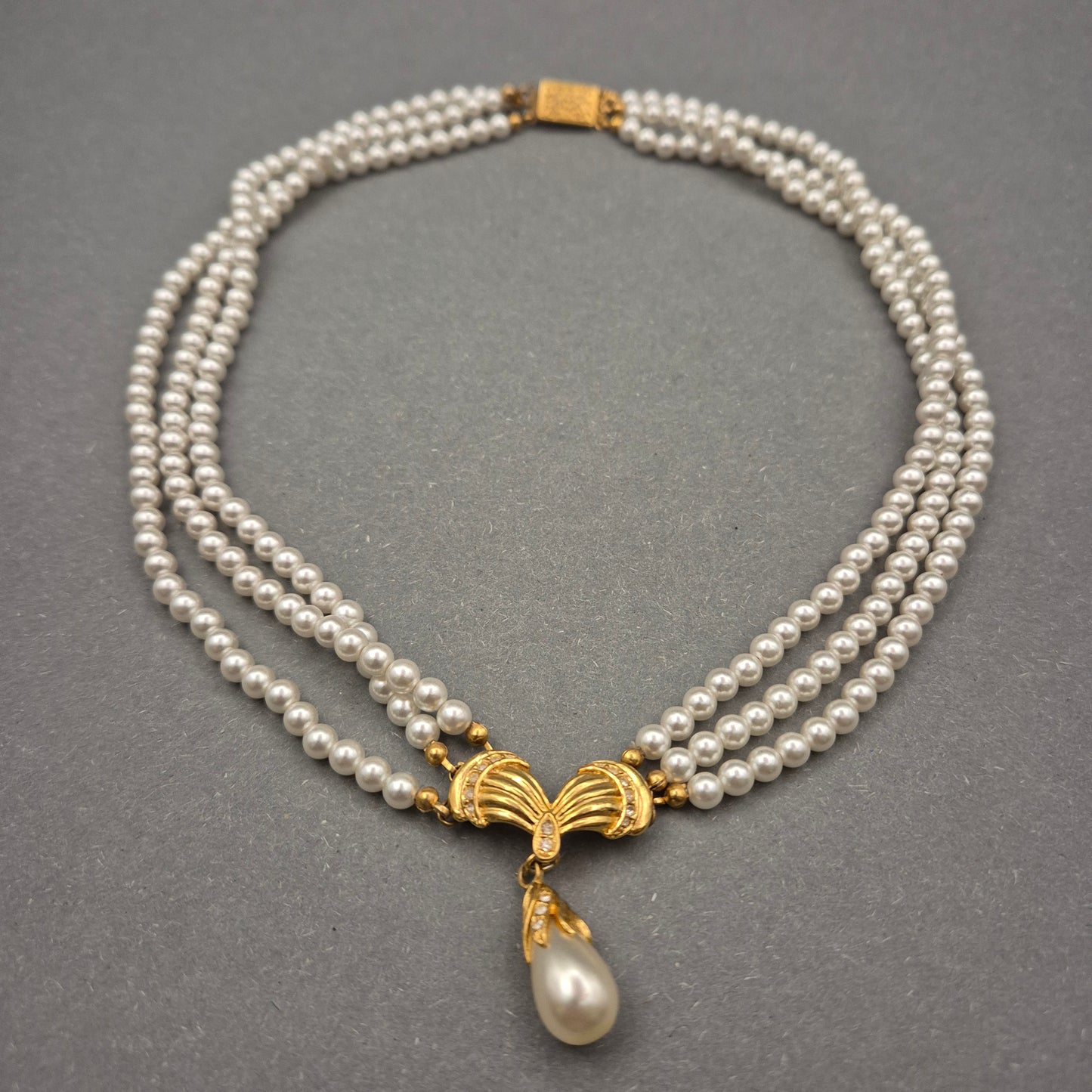 Dreireihige Perlenkette mit Tropfenanhänger – Eleganz im Vintage-Stil