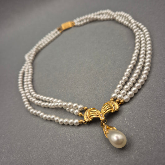 Dreireihige Perlenkette mit Tropfenanhänger – Eleganz im Vintage-Stil
