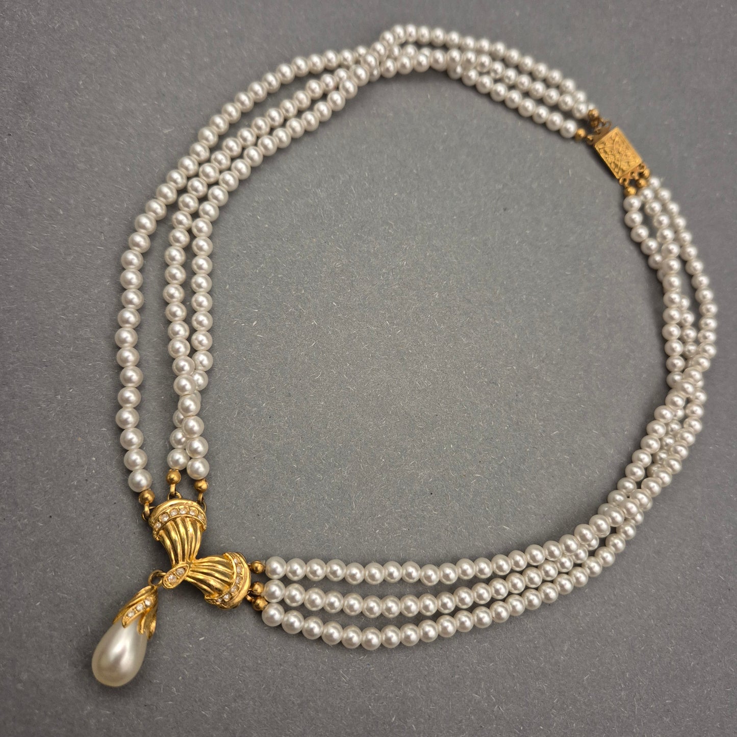 Dreireihige Perlenkette mit Tropfenanhänger – Eleganz im Vintage-Stil