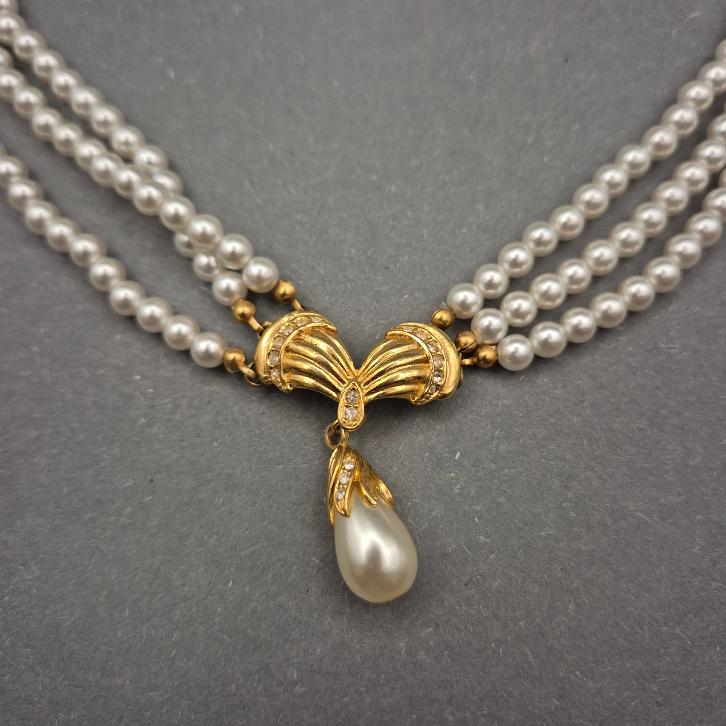 Dreireihige Perlenkette mit Tropfenanhänger – Eleganz im Vintage-Stil