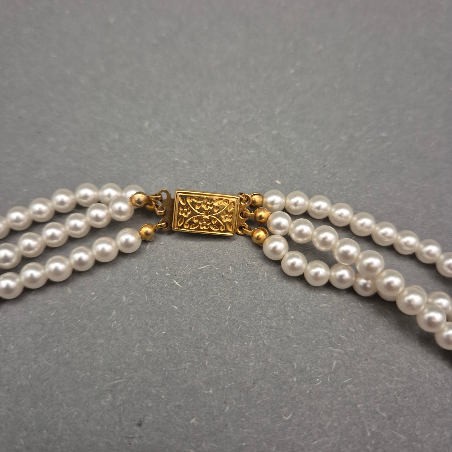 Dreireihige Perlenkette mit Tropfenanhänger – Eleganz im Vintage-Stil