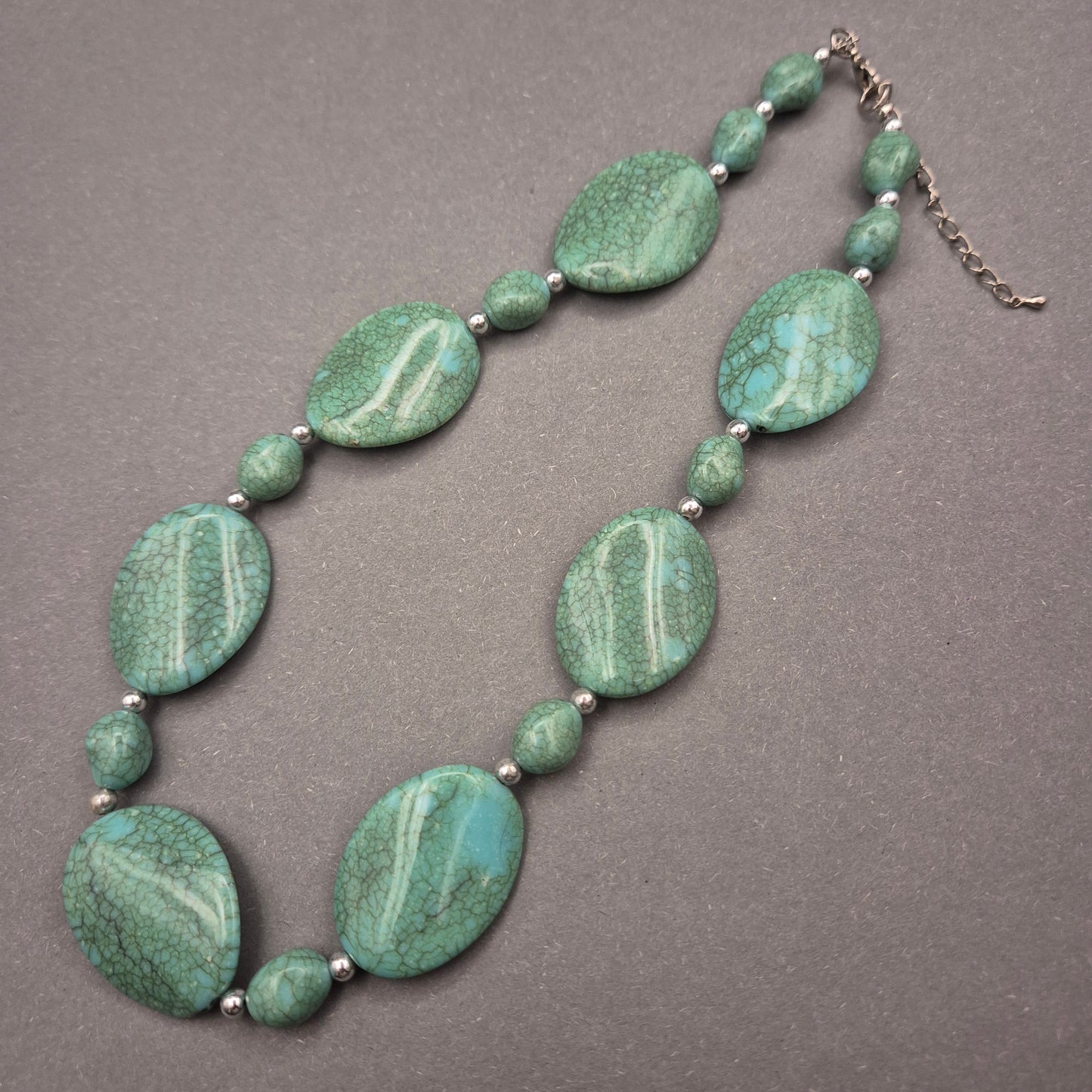 Grüne Stein Halskette – Naturinspirierter Look mit Tropfenformen