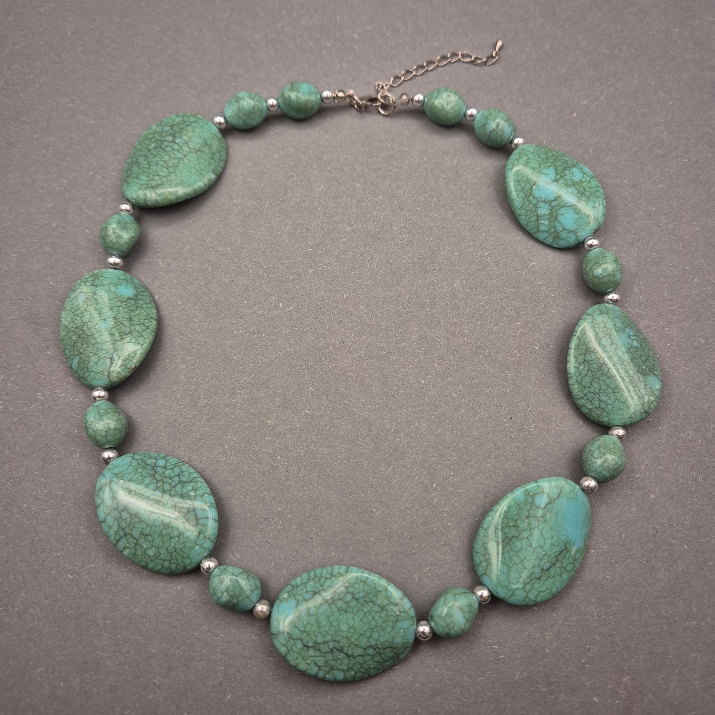 Grüne Stein Halskette – Naturinspirierter Look mit Tropfenformen