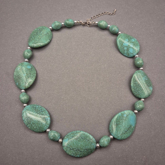 Grüne Stein Halskette – Naturinspirierter Look mit Tropfenformen