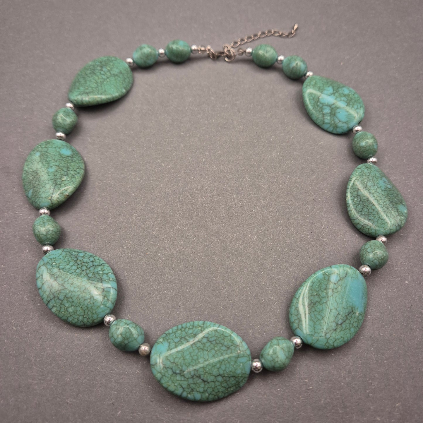 Grüne Stein Halskette – Naturinspirierter Look mit Tropfenformen