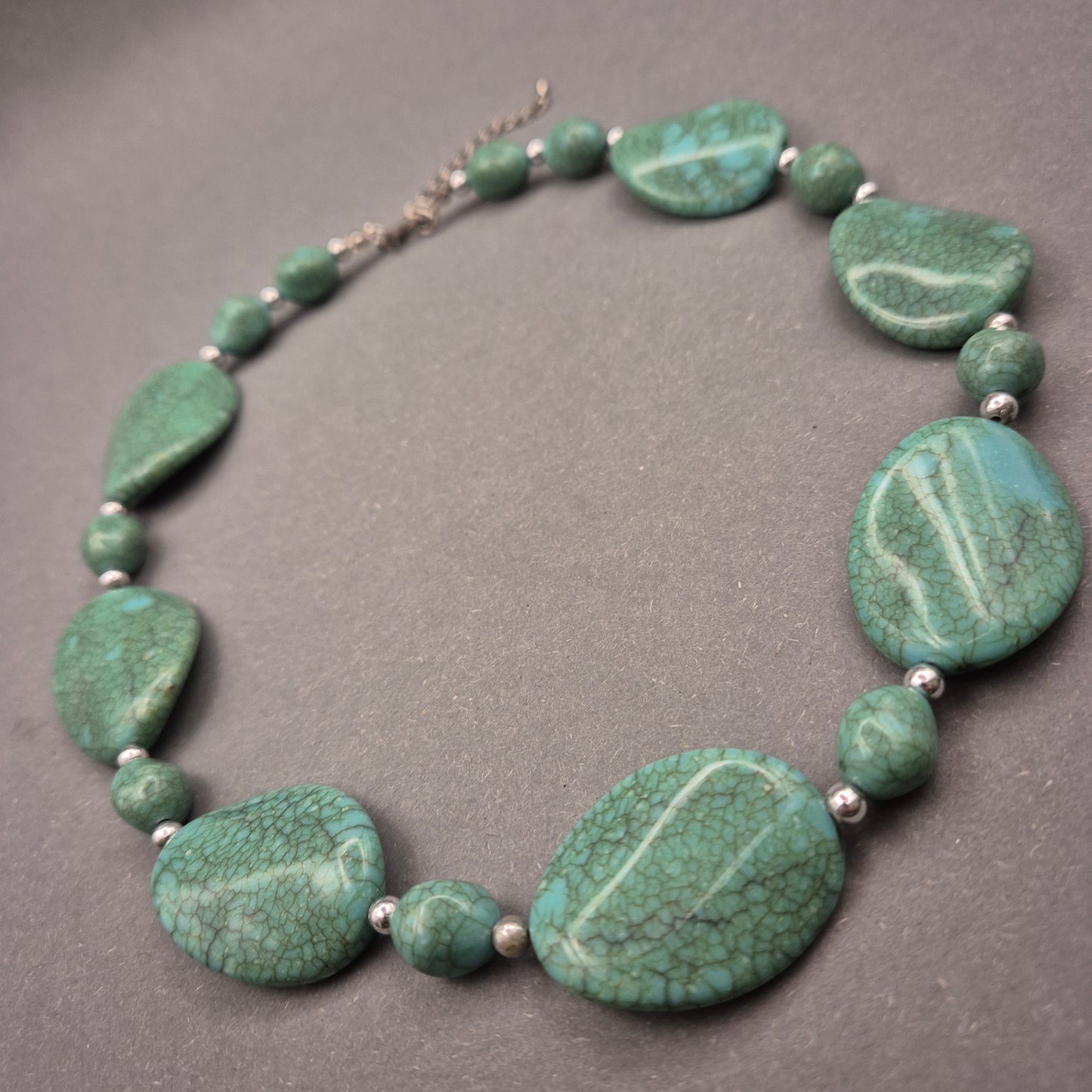 Grüne Stein Halskette – Naturinspirierter Look mit Tropfenformen