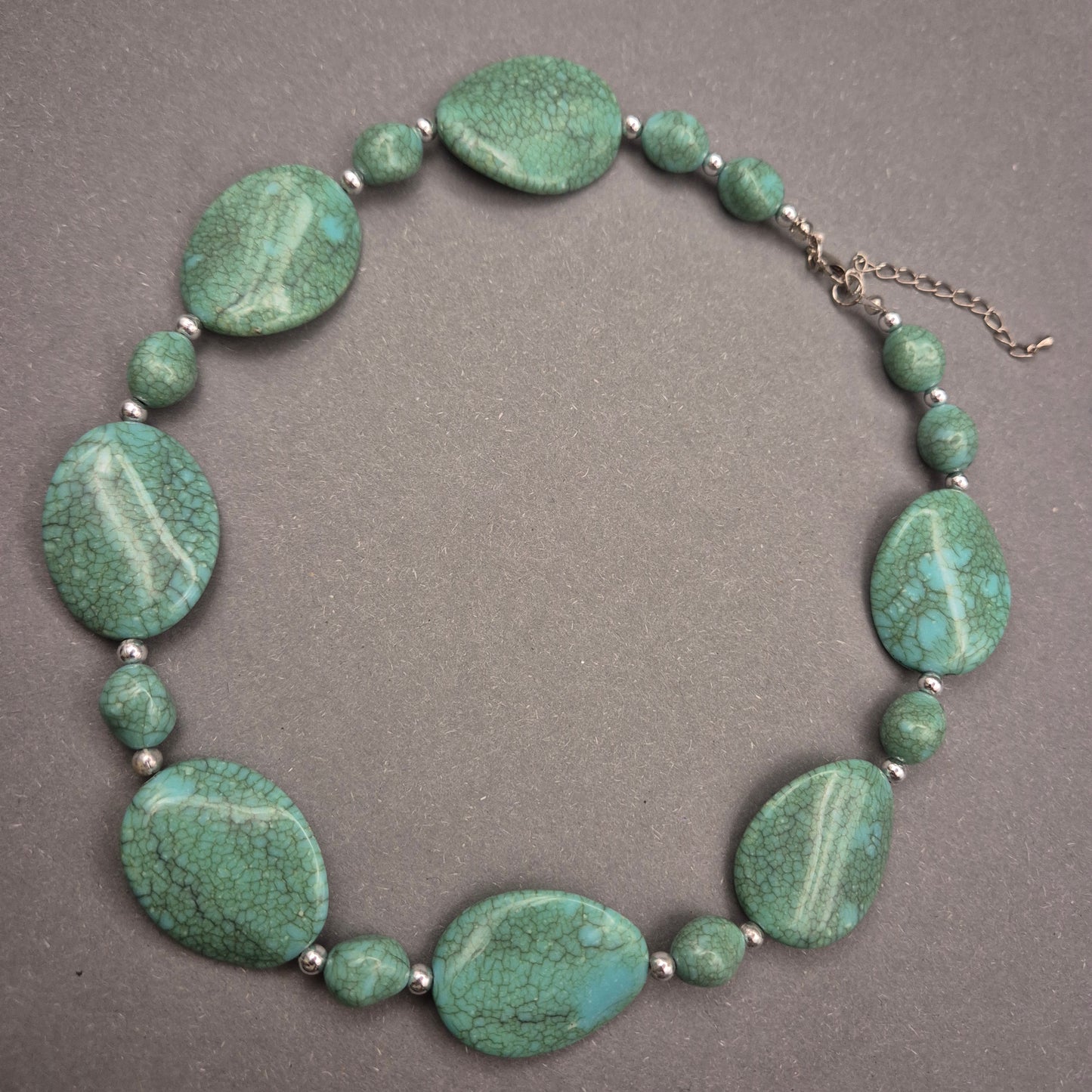 Grüne Stein Halskette – Naturinspirierter Look mit Tropfenformen