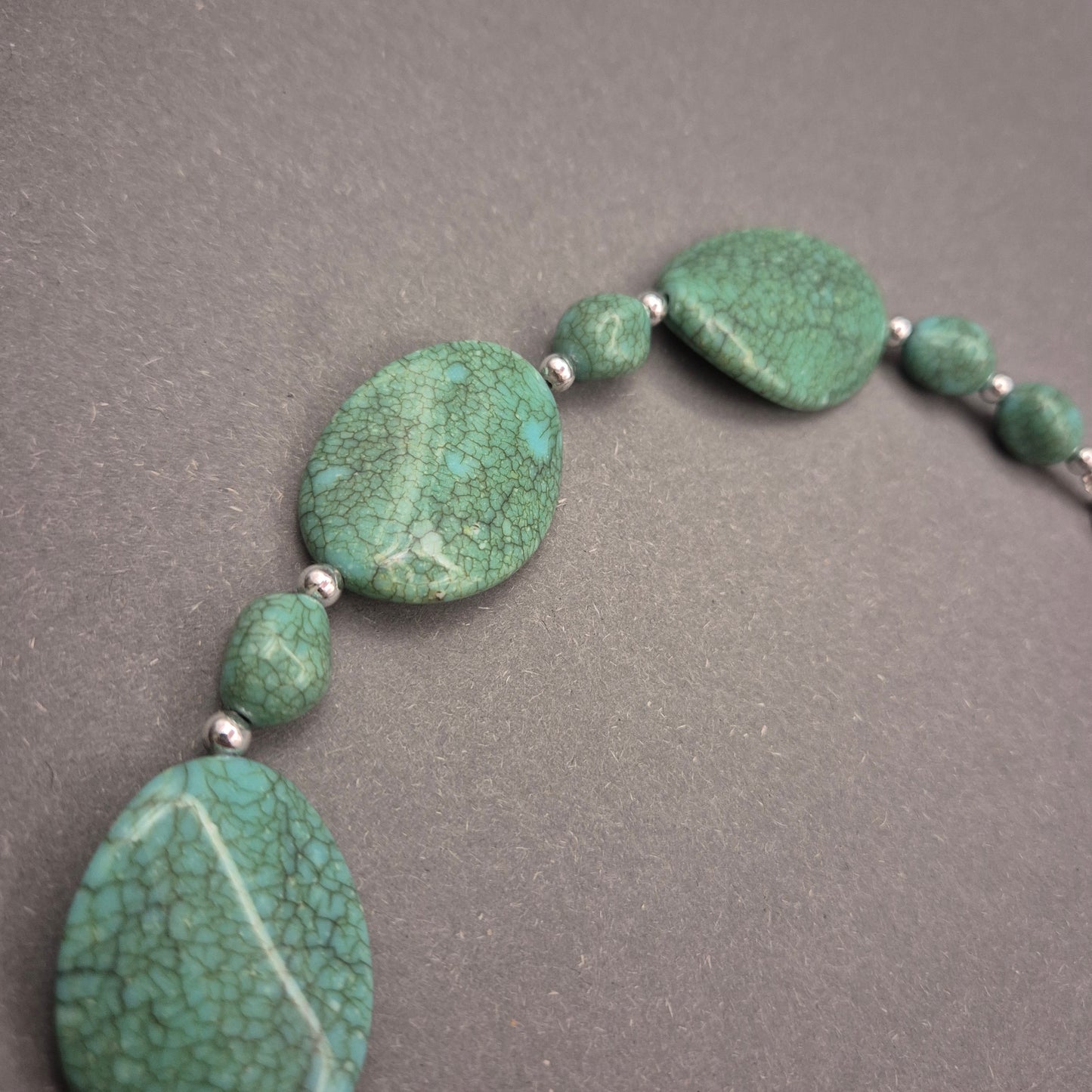 Grüne Stein Halskette – Naturinspirierter Look mit Tropfenformen
