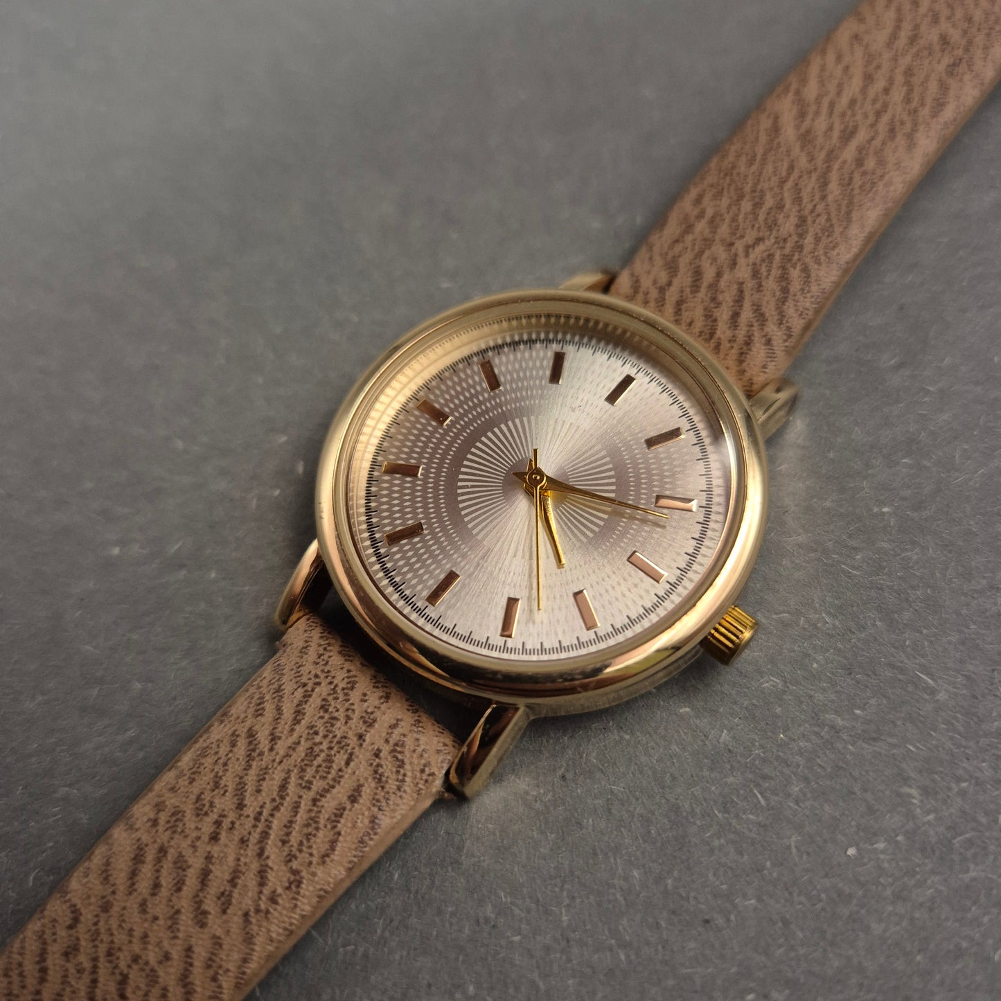 JG Damen Uhr mit goldfarbenem Gehäuse – Dezente Eleganz in Beige