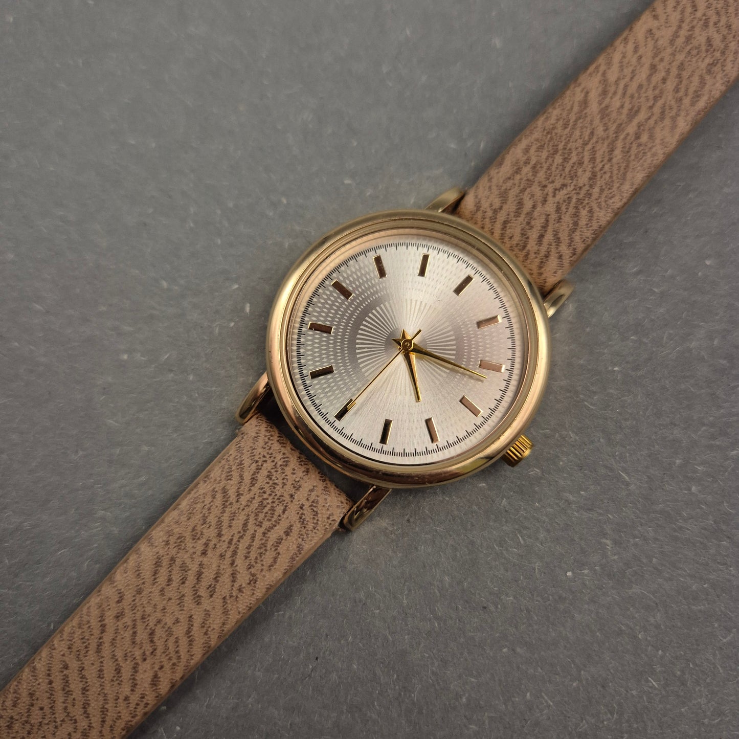JG Damen Uhr mit goldfarbenem Gehäuse – Dezente Eleganz in Beige