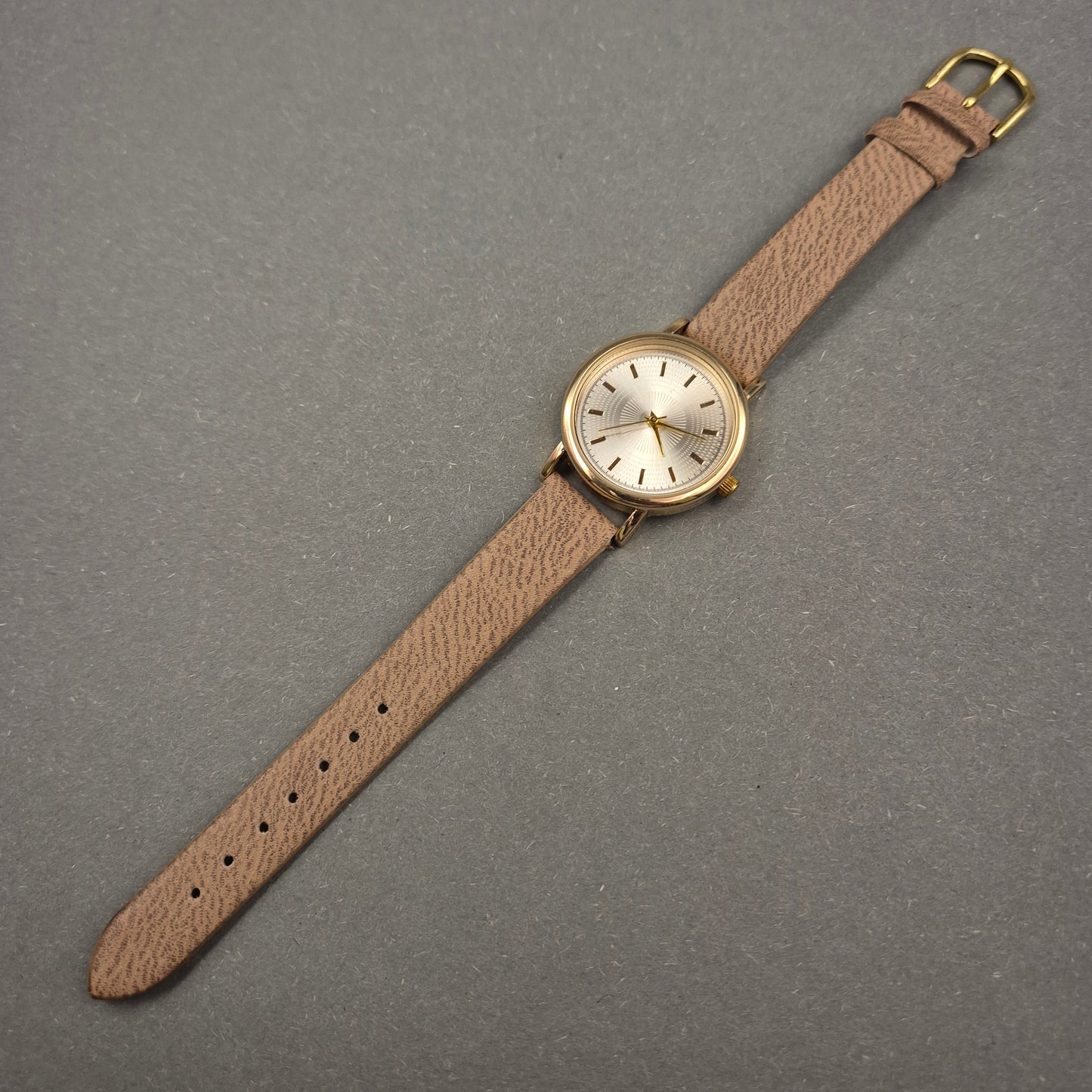 JG Damen Uhr mit goldfarbenem Gehäuse – Dezente Eleganz in Beige