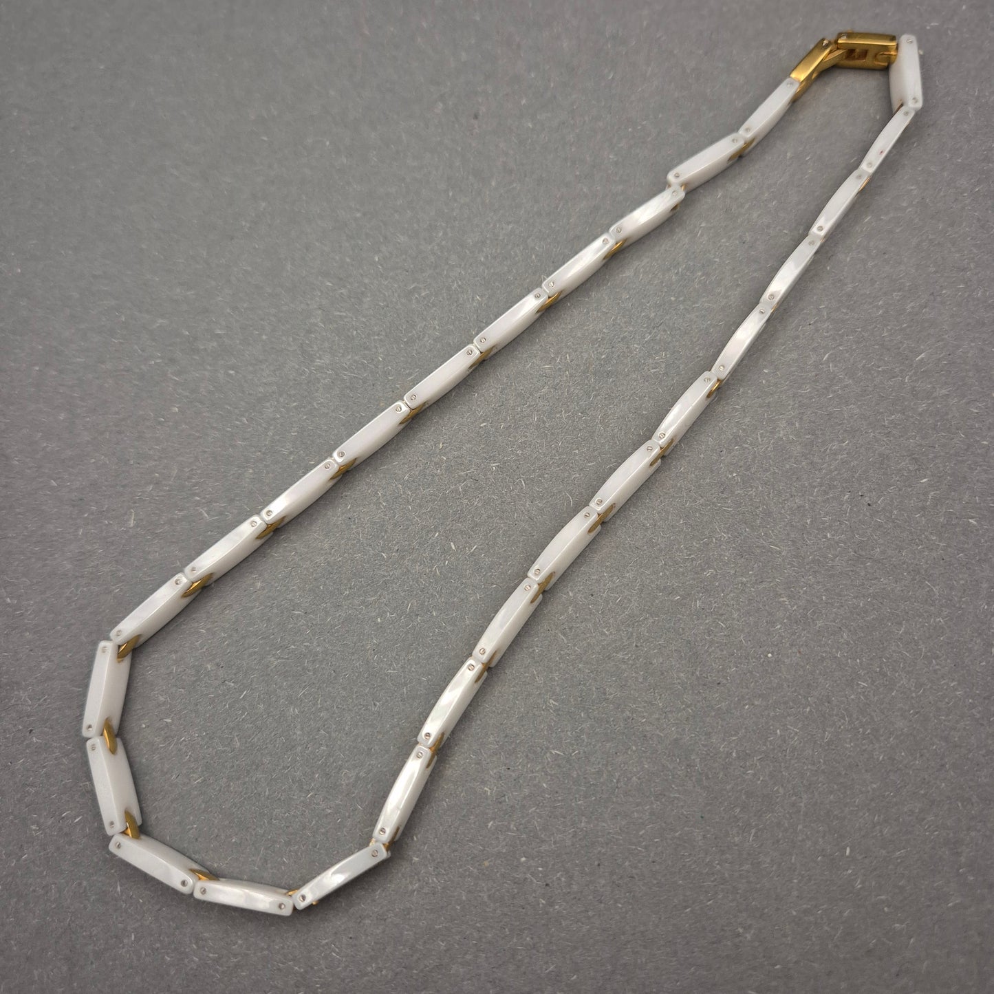 Moderne Glieder Halskette in Weiß und Gold – Stilvoller Kontrastlook