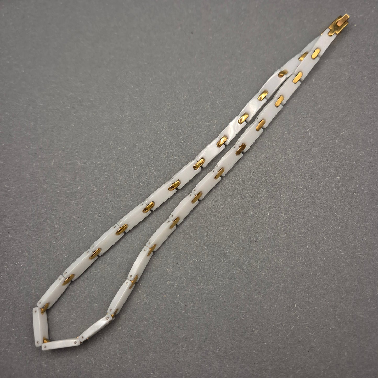 Moderne Glieder Halskette in Weiß und Gold – Stilvoller Kontrastlook