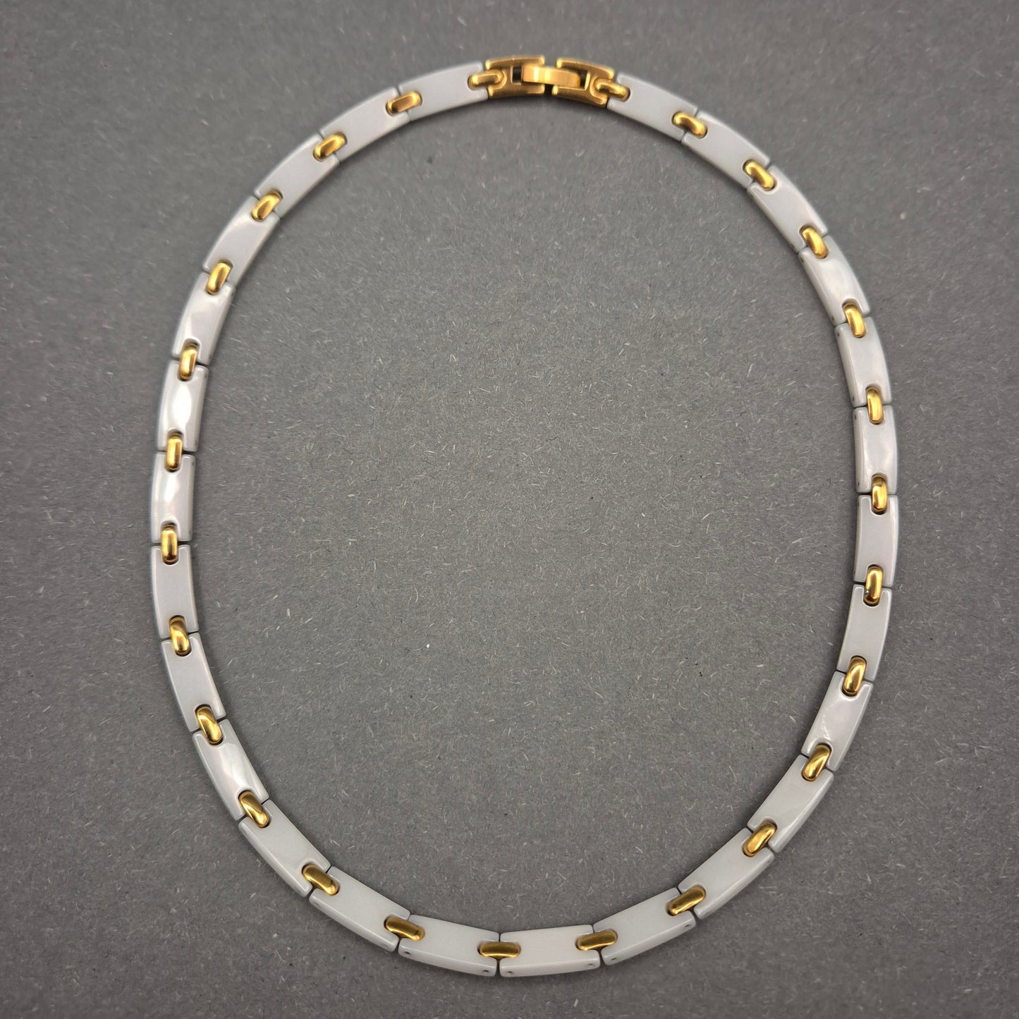 Moderne Glieder Halskette in Weiß und Gold – Stilvoller Kontrastlook