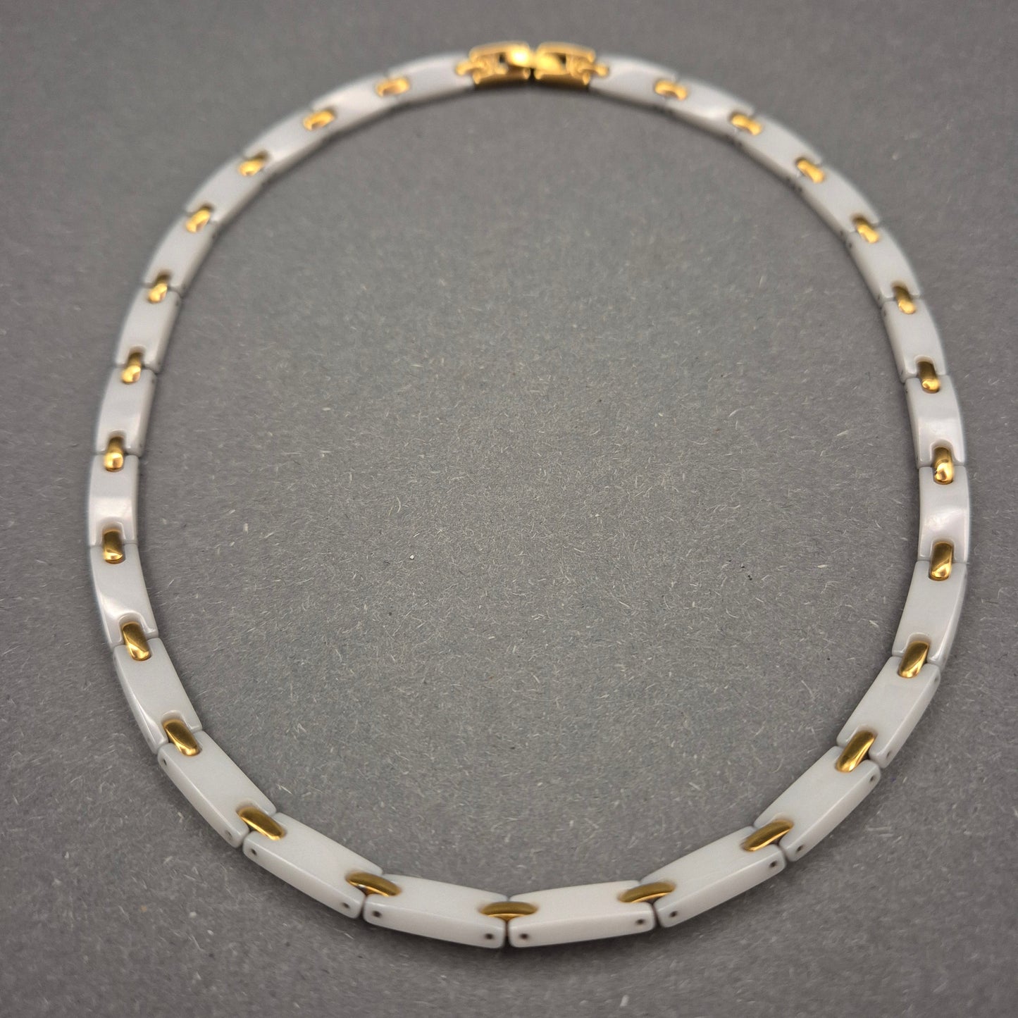 Moderne Glieder Halskette in Weiß und Gold – Stilvoller Kontrastlook