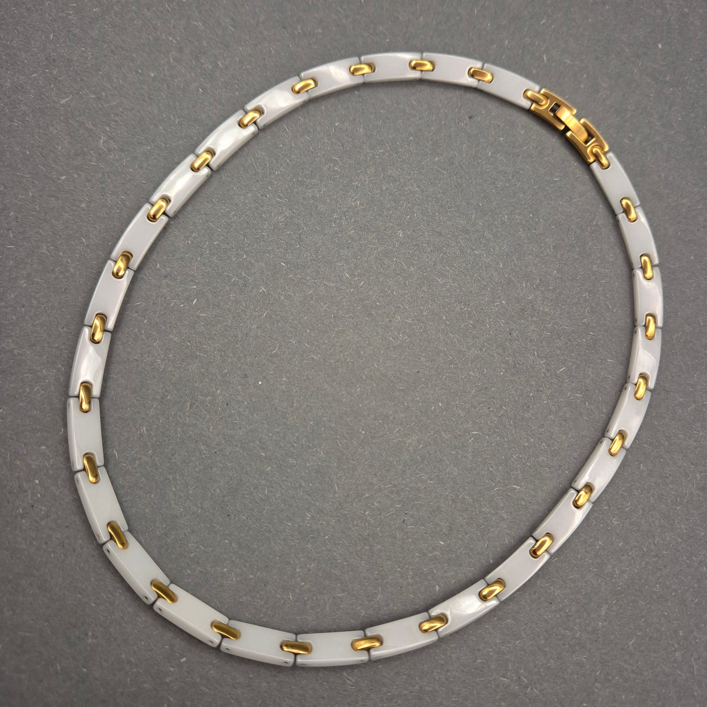 Moderne Glieder Halskette in Weiß und Gold – Stilvoller Kontrastlook