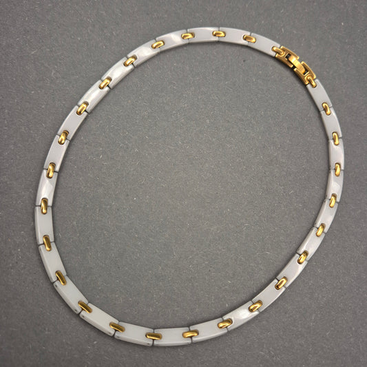 Moderne Glieder Halskette in Weiß und Gold – Stilvoller Kontrastlook