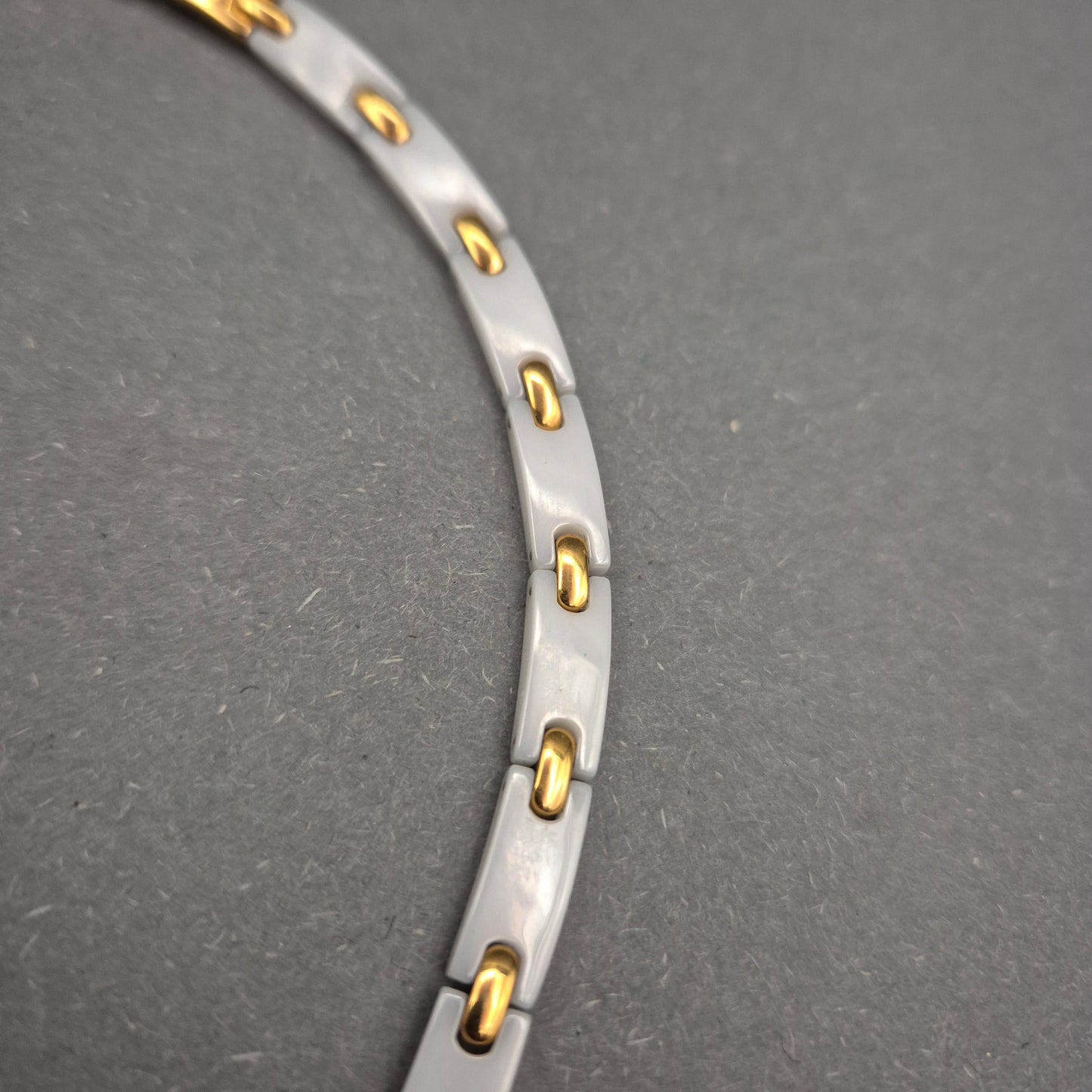 Moderne Glieder Halskette in Weiß und Gold – Stilvoller Kontrastlook