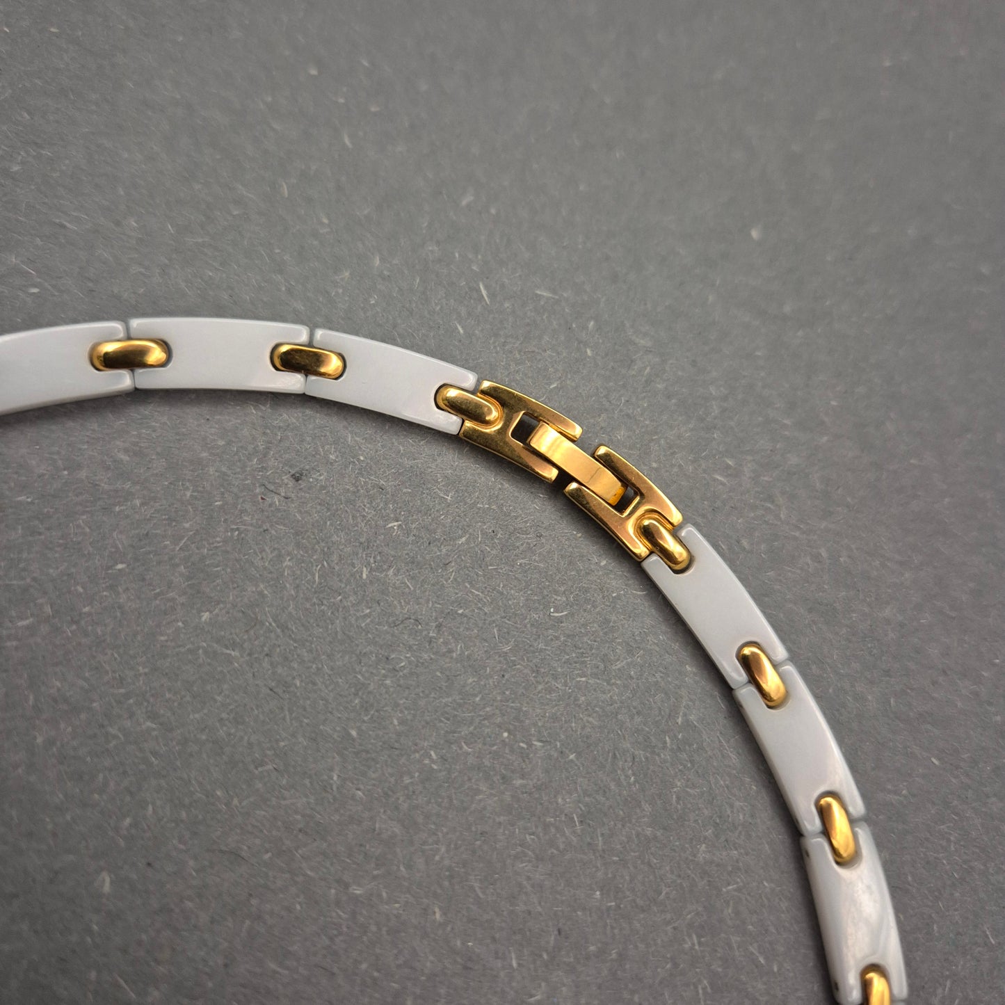 Moderne Glieder Halskette in Weiß und Gold – Stilvoller Kontrastlook