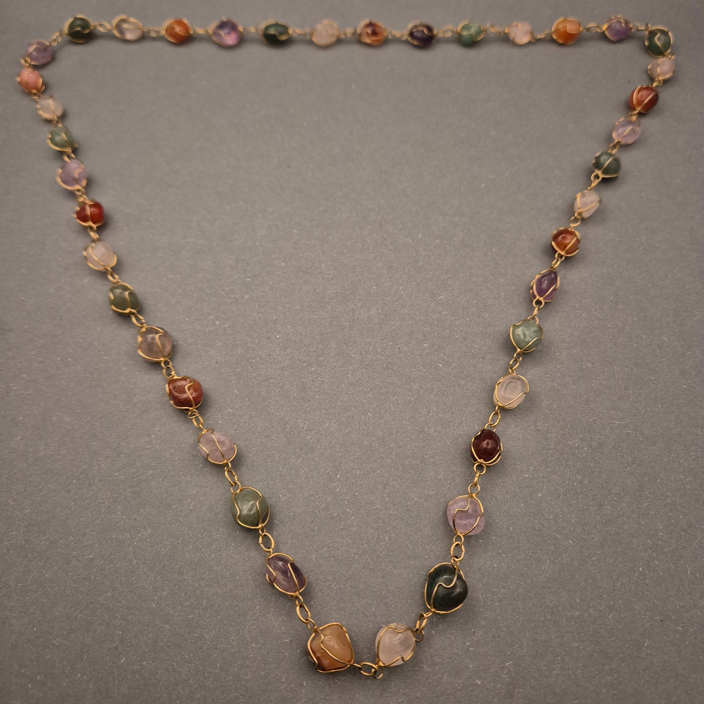 Bunte Edelstein Halskette mit Golddraht – Natürliche Eleganz