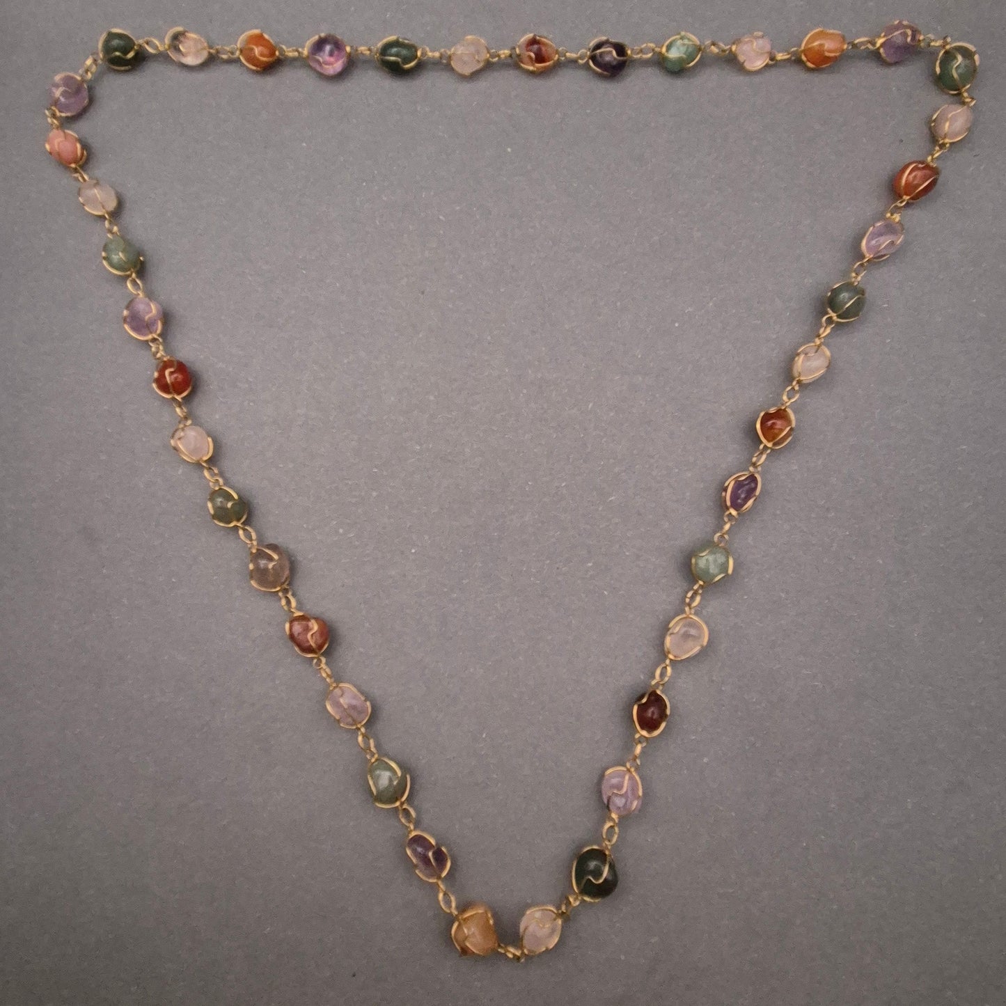 Bunte Edelstein Halskette mit Golddraht – Natürliche Eleganz