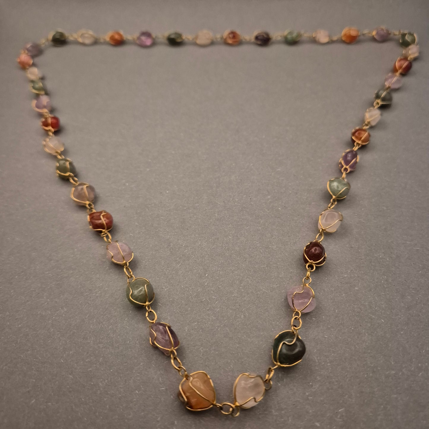 Bunte Edelstein Halskette mit Golddraht – Natürliche Eleganz