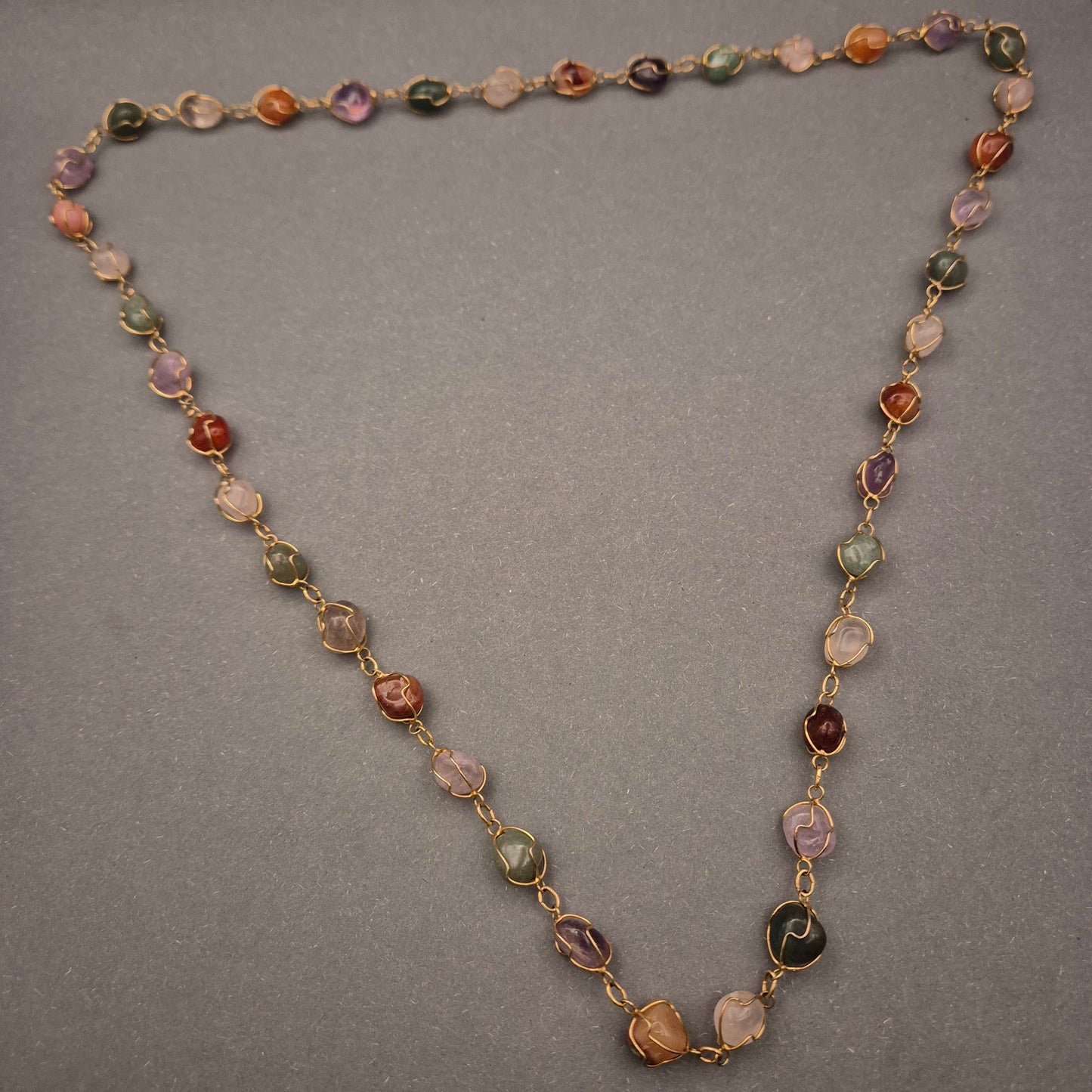 Bunte Edelstein Halskette mit Golddraht – Natürliche Eleganz